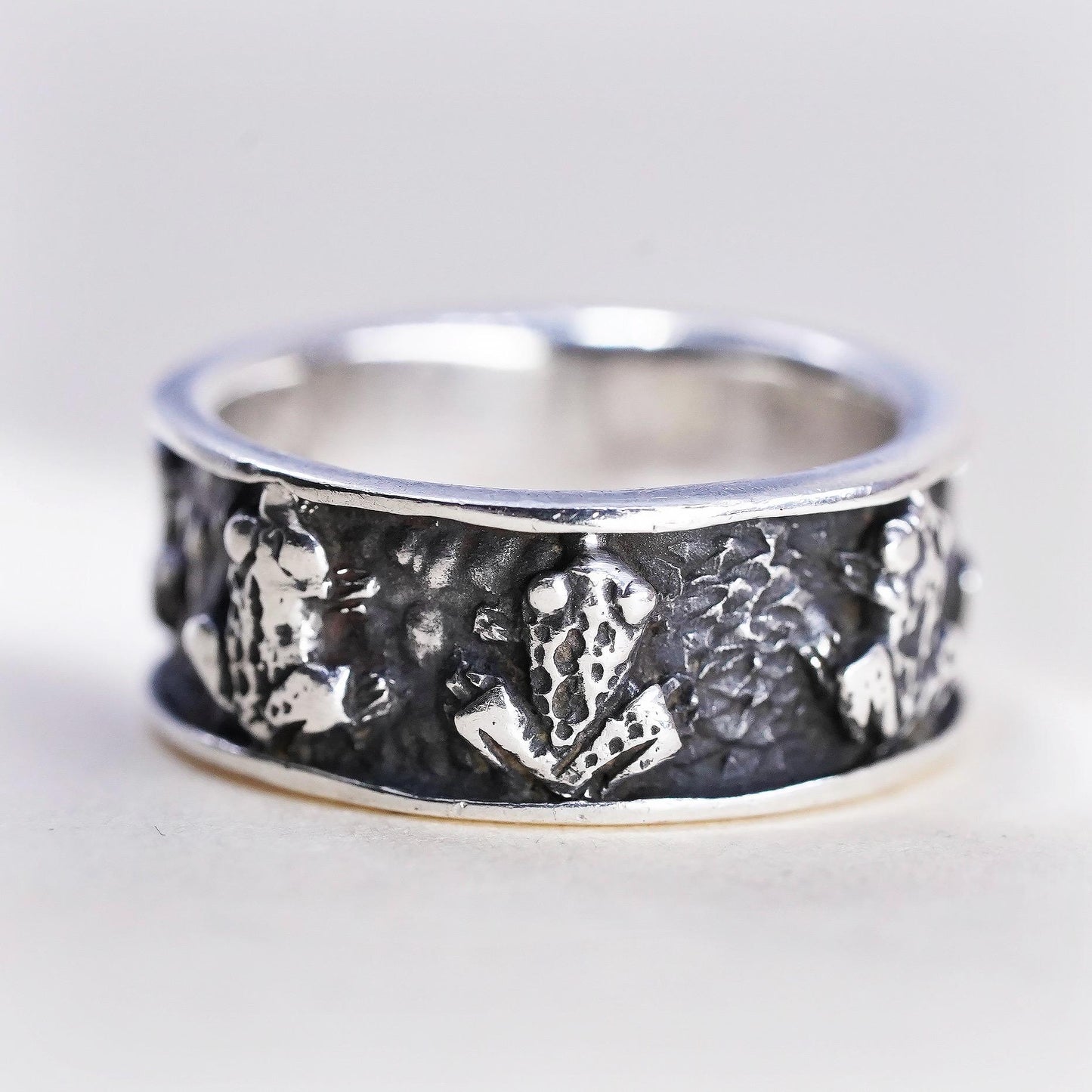 Size 5, vintage Sterling 925 silver handmade ring, relief frog 925 band