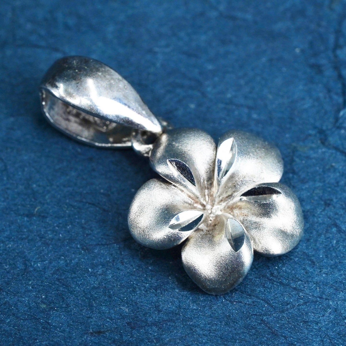 0.8g, vintage soild 14K white Gold plumeria flower pendant