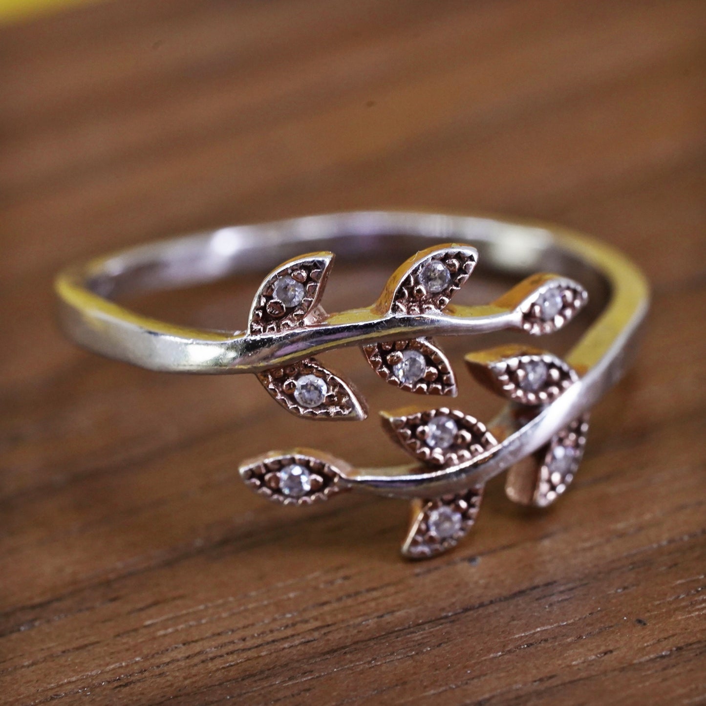 Size adjustable, VTG two tone Sterling 925 silver ring, band with leaves and cz