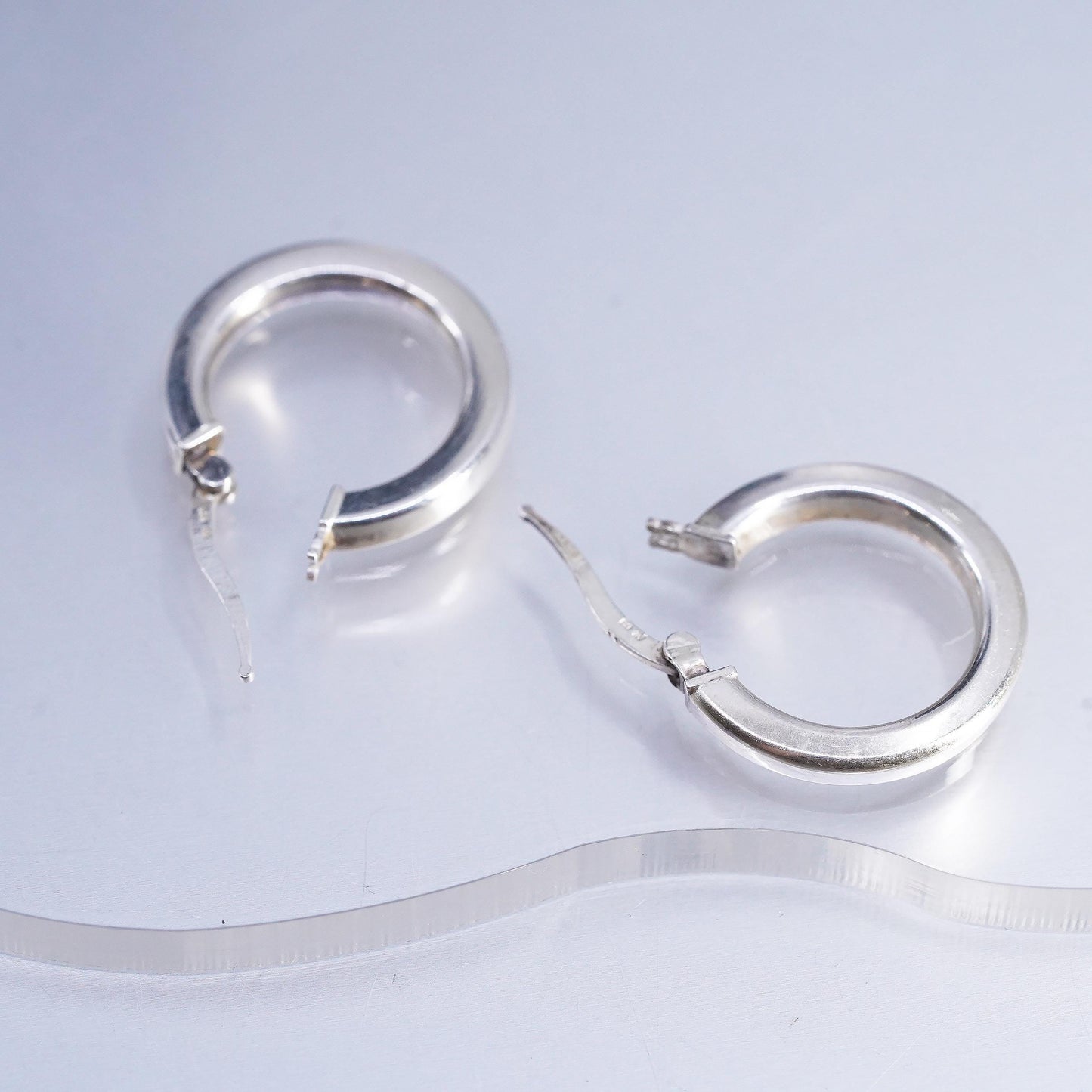 0.75" Vintage sterling silver 925 ribbed Huggie earrings Hoops