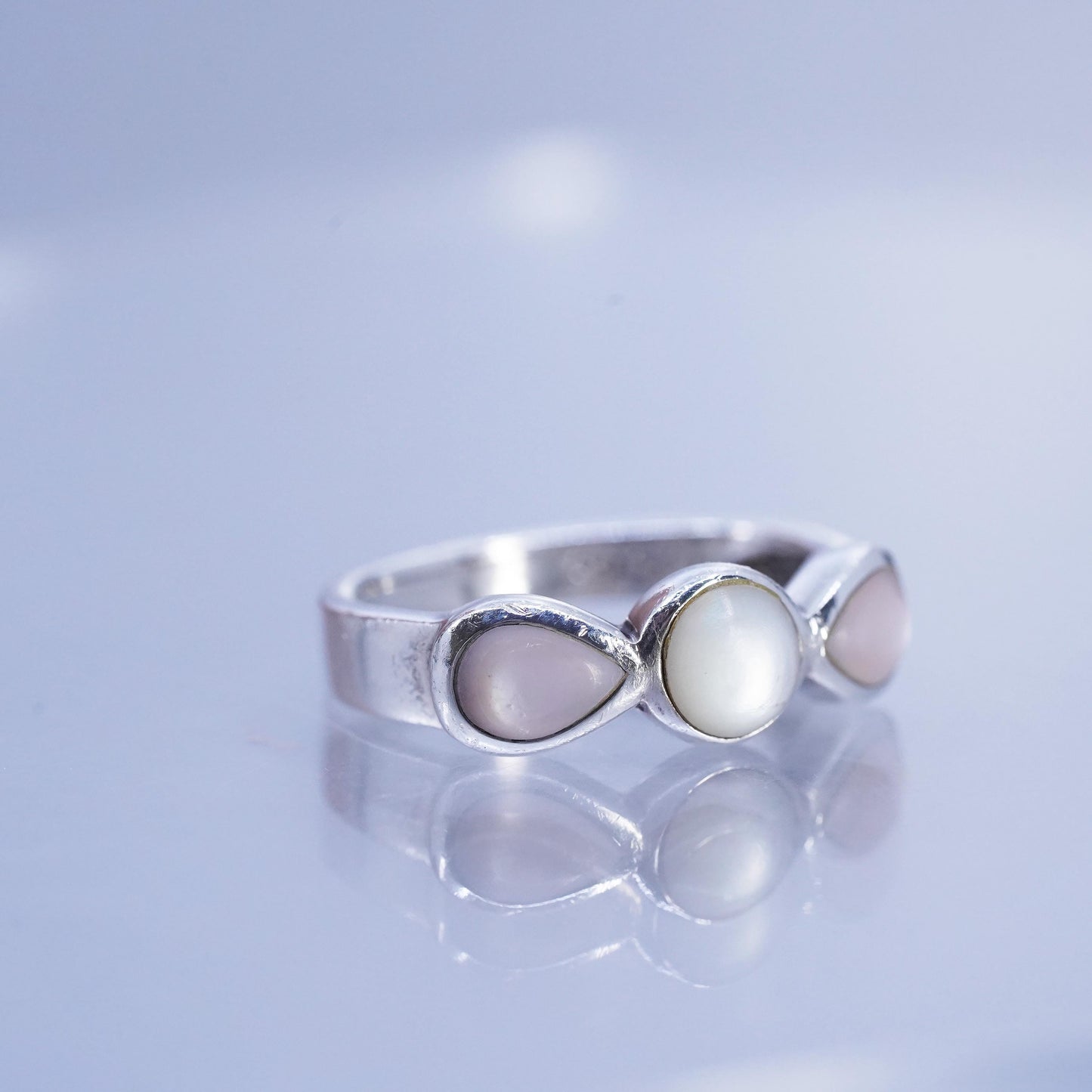 Size 4.5, Vintage southwestern Sterling 925 silver ring pink mother of pearl