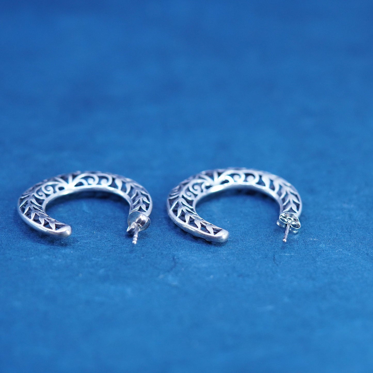 SILPADA Sterling Silver 925 Oxidized Leaf Swirl Filigree Hoop Earrings P1944