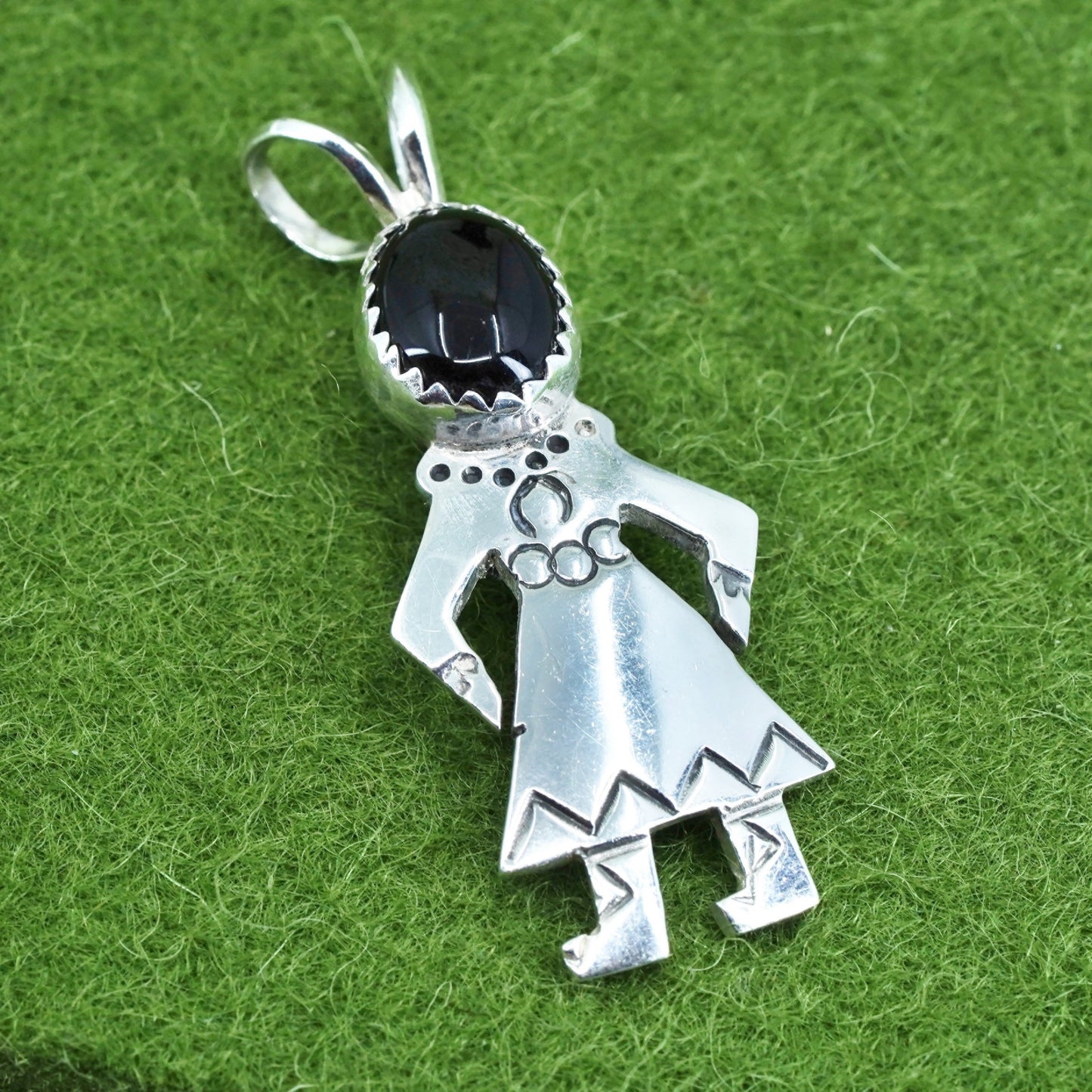 Native American Navajo Michael Kirk Sterling Silver 925 pendant with oval onyx