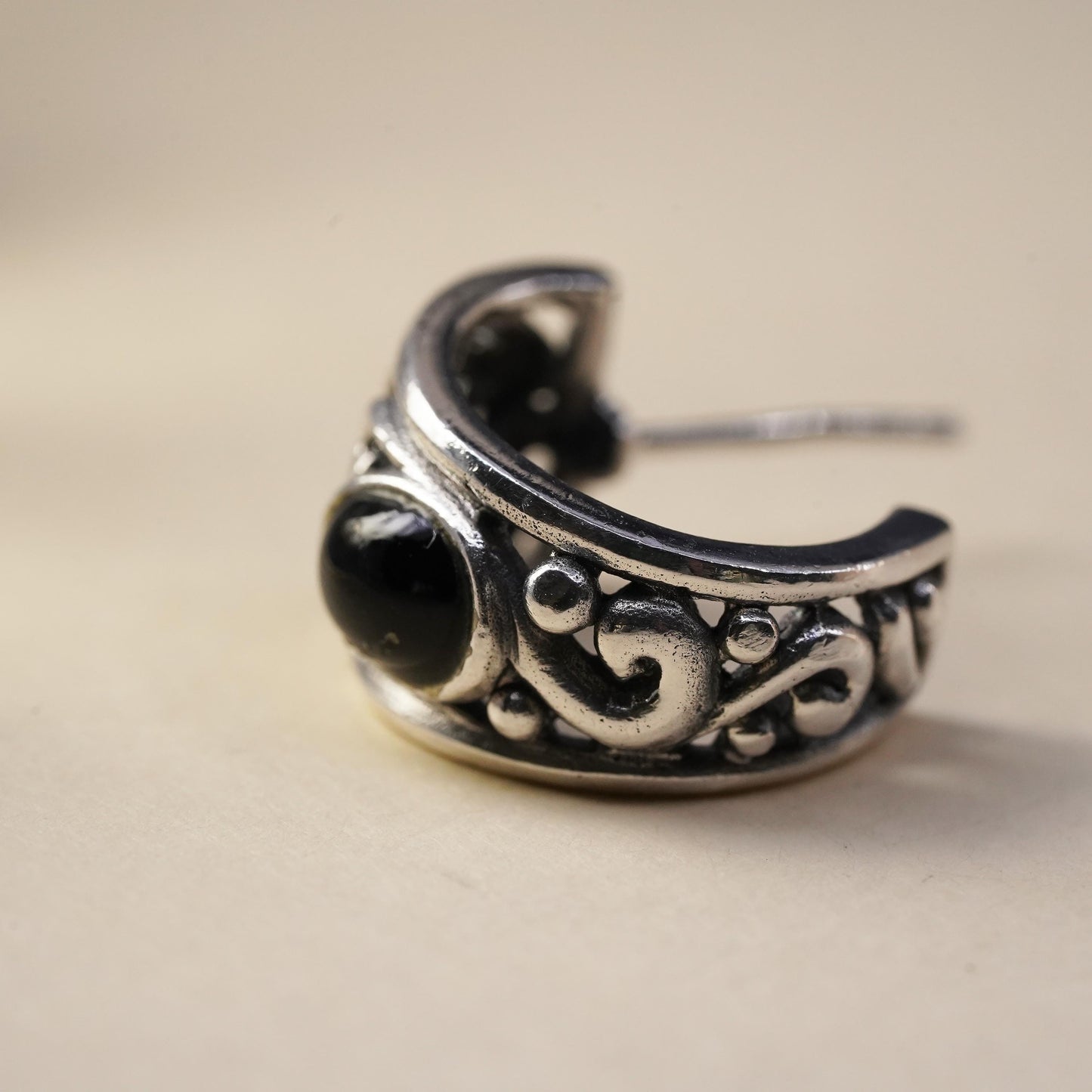 Vintage Mexican single 1 earring. filigree Sterling 925 silver huggie stud onyx
