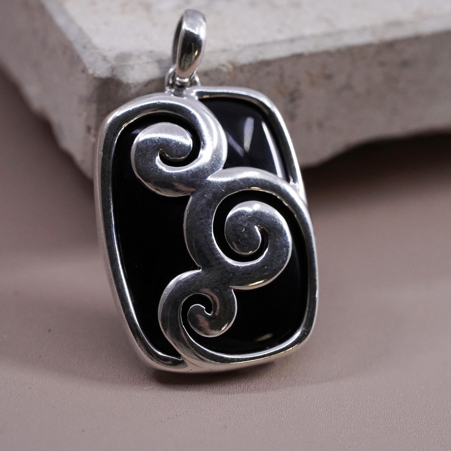 Vintage Sterling 925 silver handmade swirly pendant with onyx