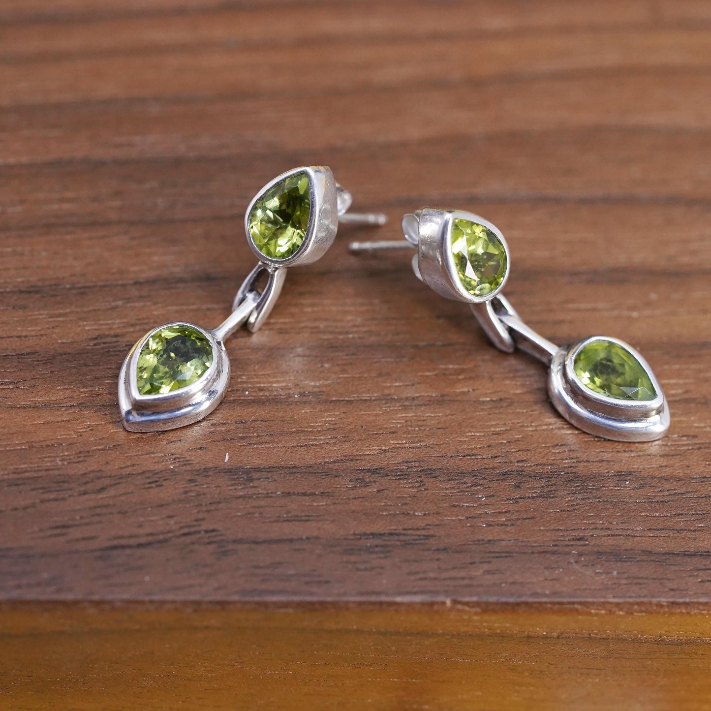 Vintage southwestern Sterling 925 silver teardrop peridot studs earrings