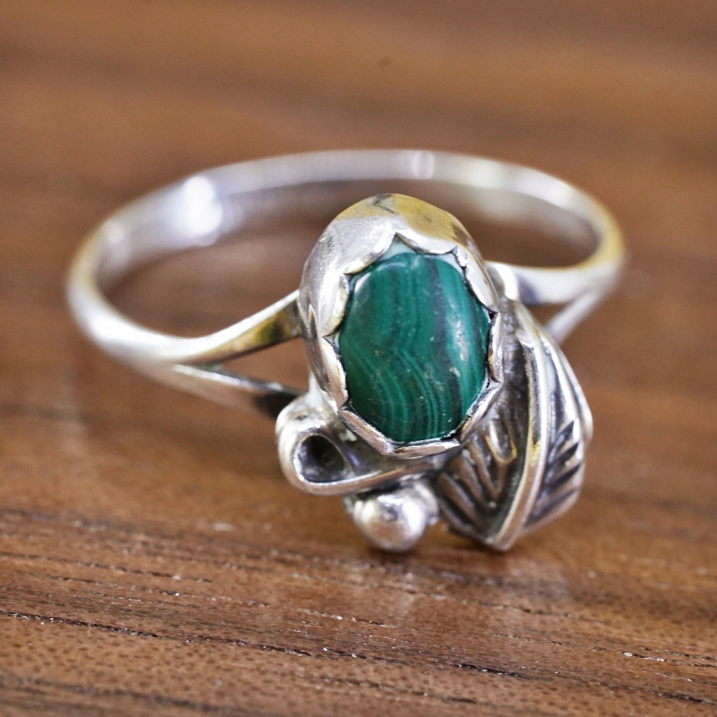 Size 4.5, VTG southwestern Sterling 925 silver handmade ring malachite feather