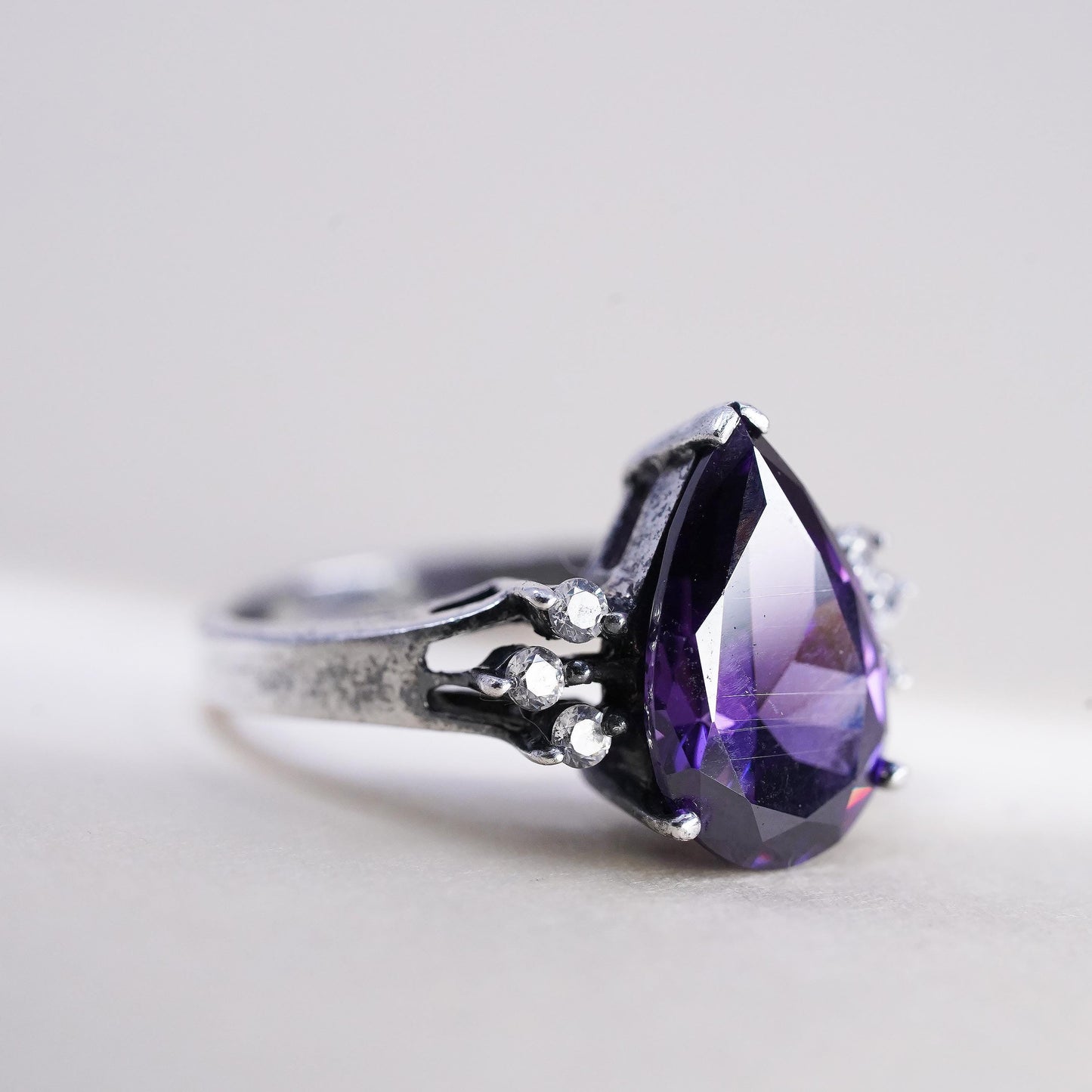 Size 6, Vintage sterling 925 silver ring with teardrop amethyst and cz