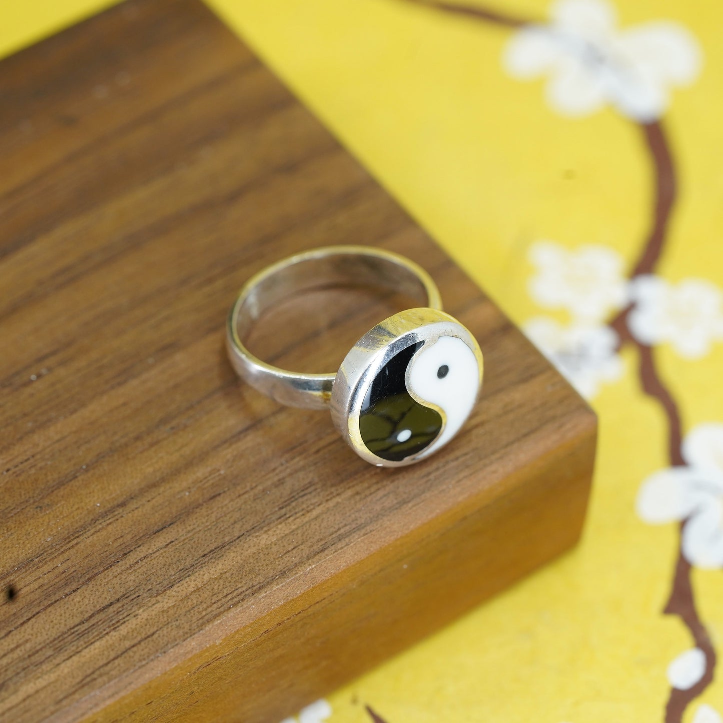 Size 8, vintage Sterling silver handmade ring, mexico 925 band yin Yang inlay