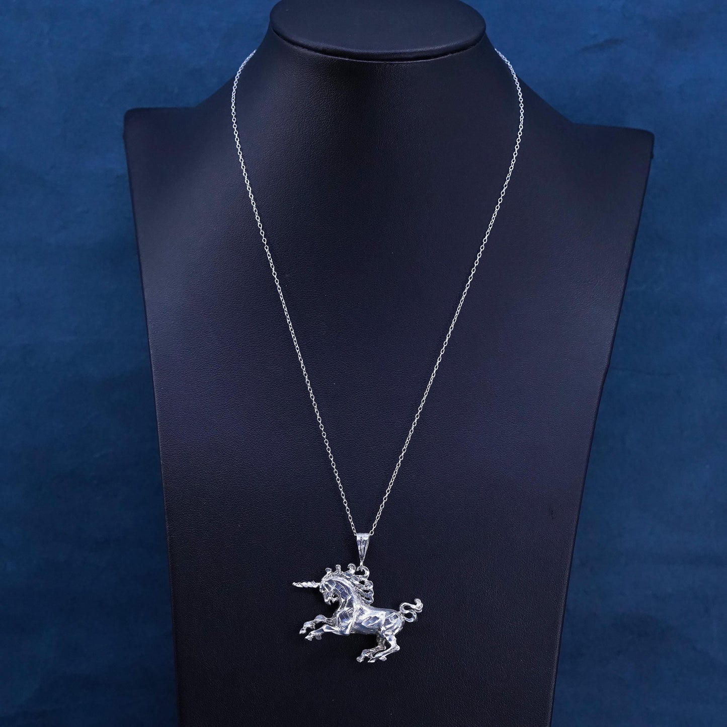 7.7g, RARE 18K white gold detailed unicorn pendant sterling silver Necklace