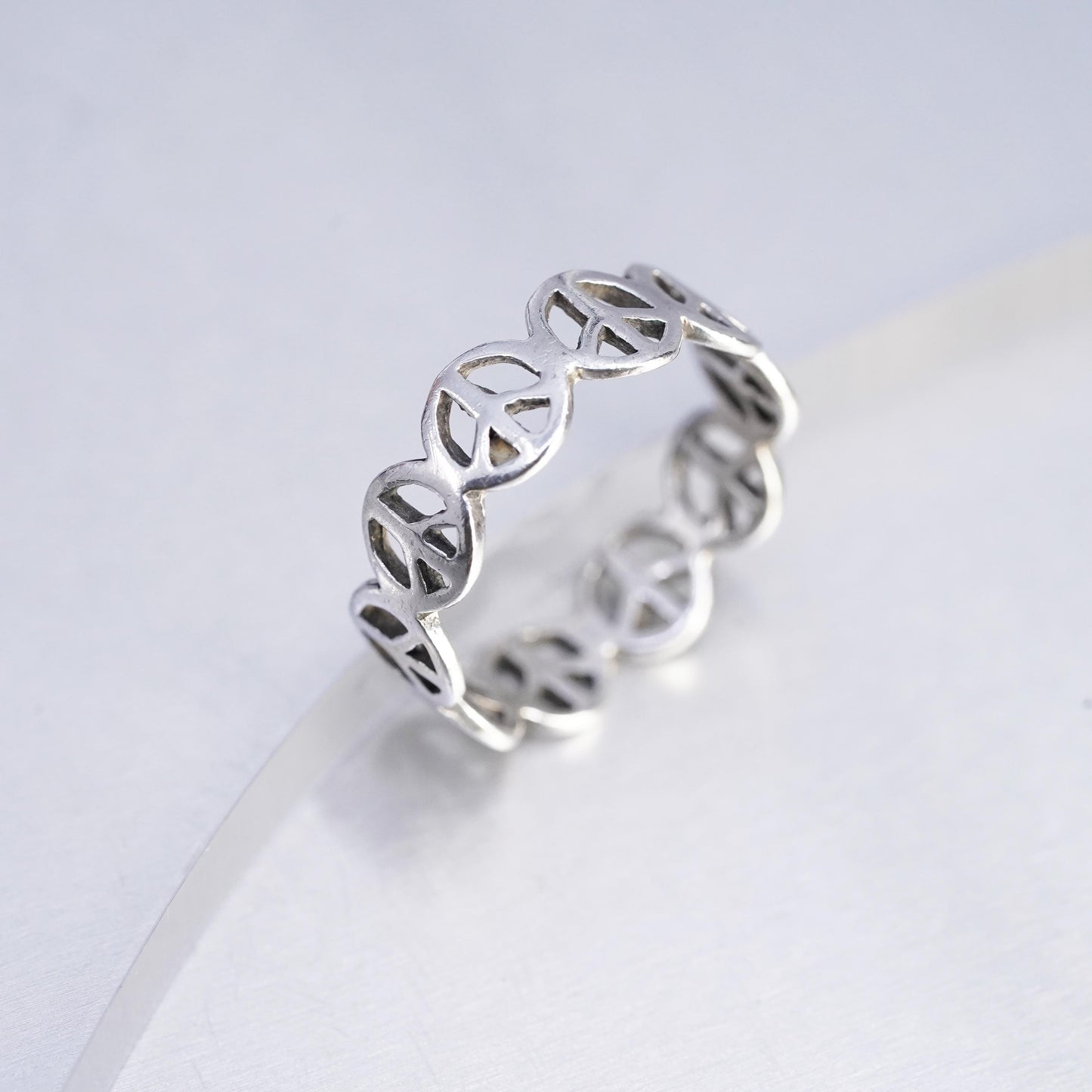 Size 6, VTG southwestern Sterling 925 silver ring, peace sign stackable band