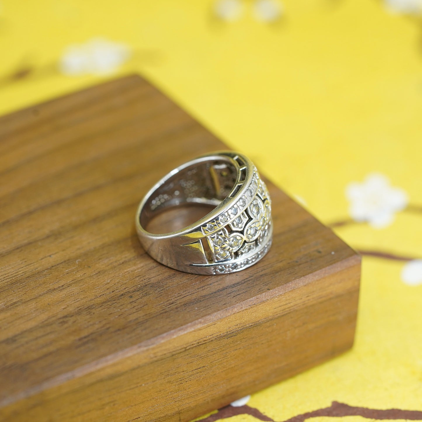 Size 7.75, vintage Sterling 925 silver clover band ring with cluster cz