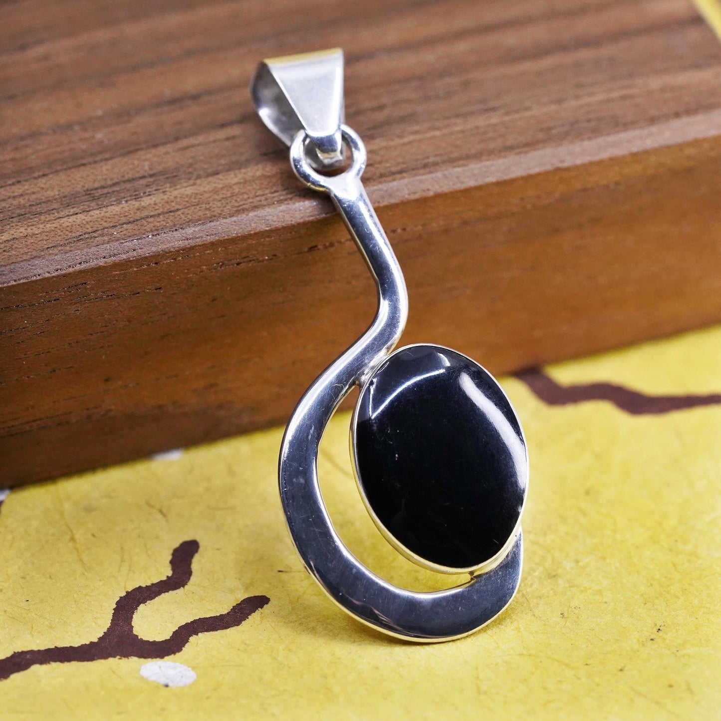 Vintage Mexican Sterling 925 silver handmade pendant with oval onyx inlay