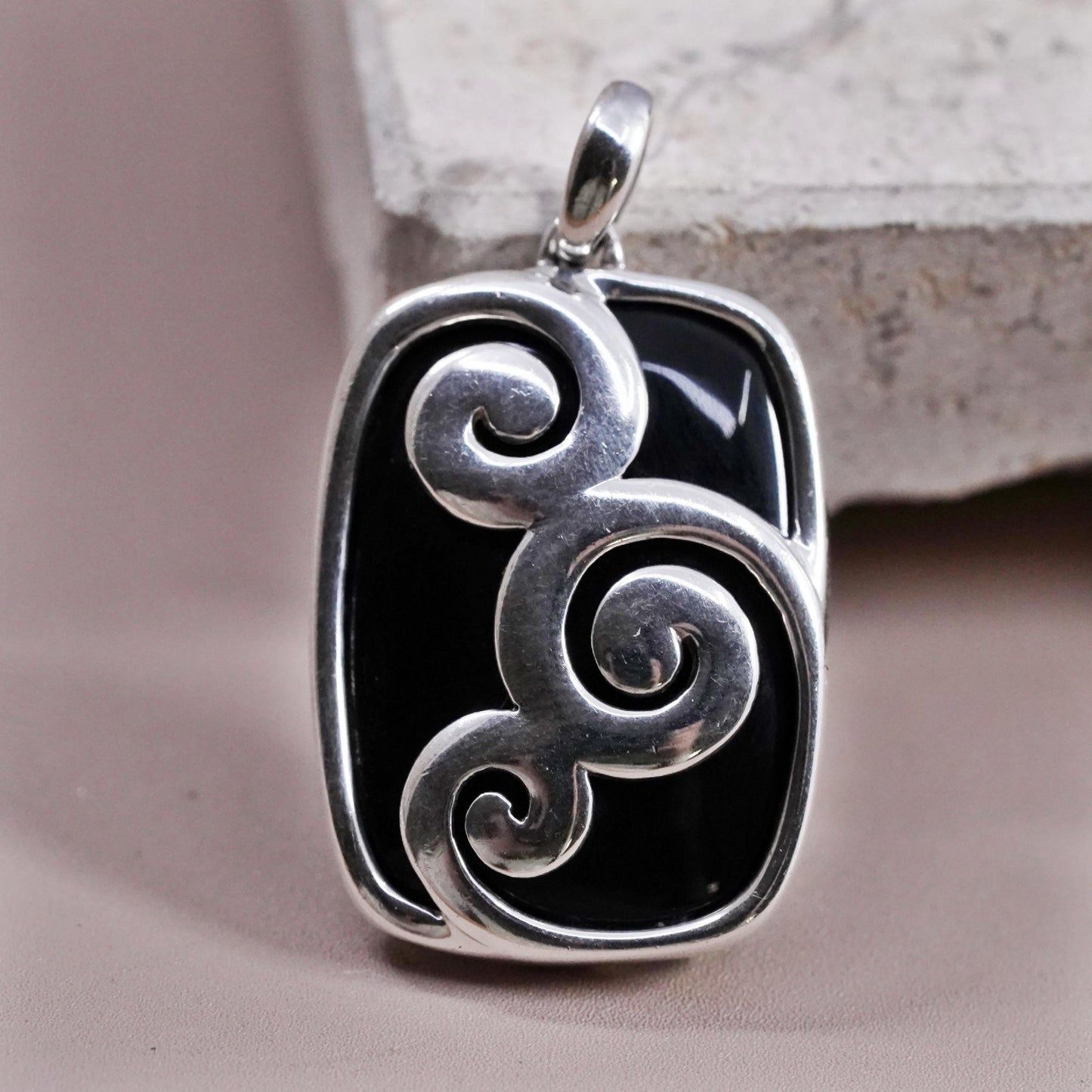 Vintage Sterling 925 silver handmade swirly pendant with onyx