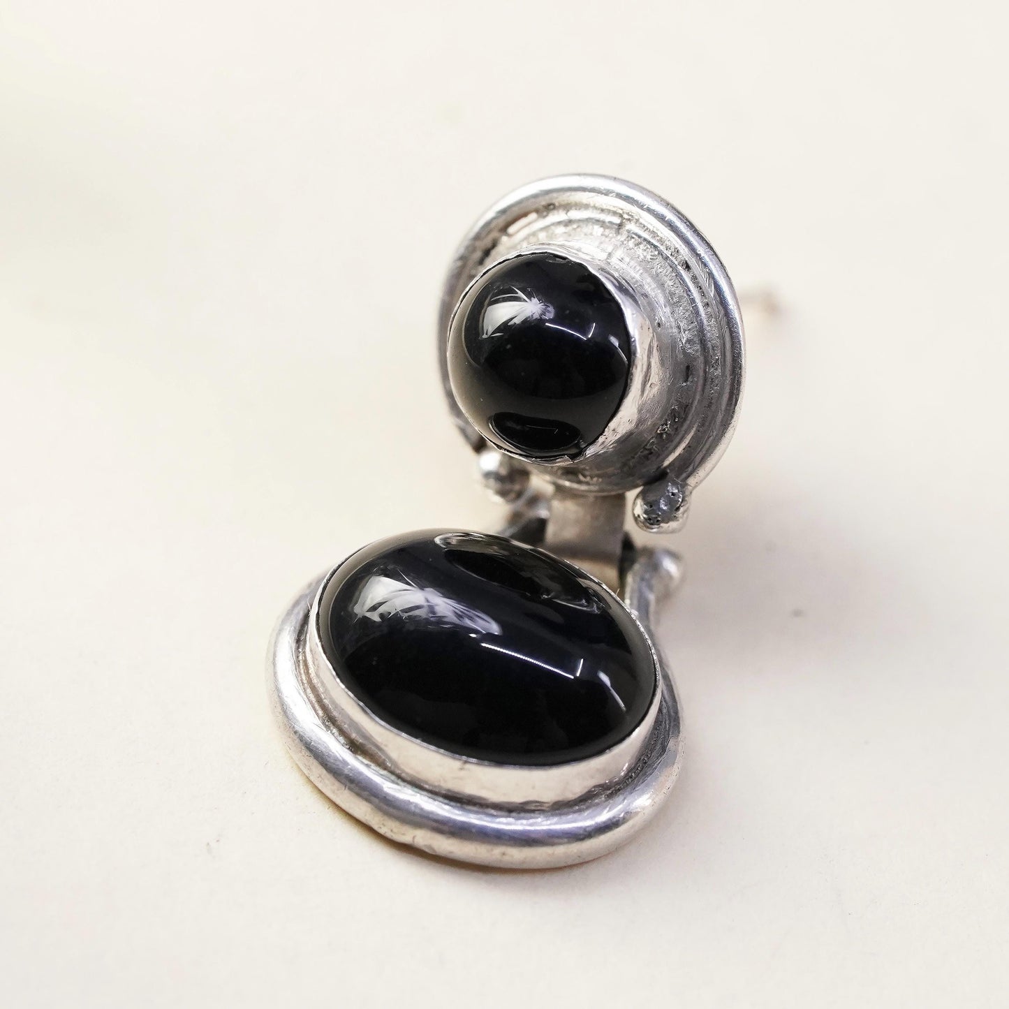 Vinyage southwestern single earring. Sterling 925 silver stud with oval onyx