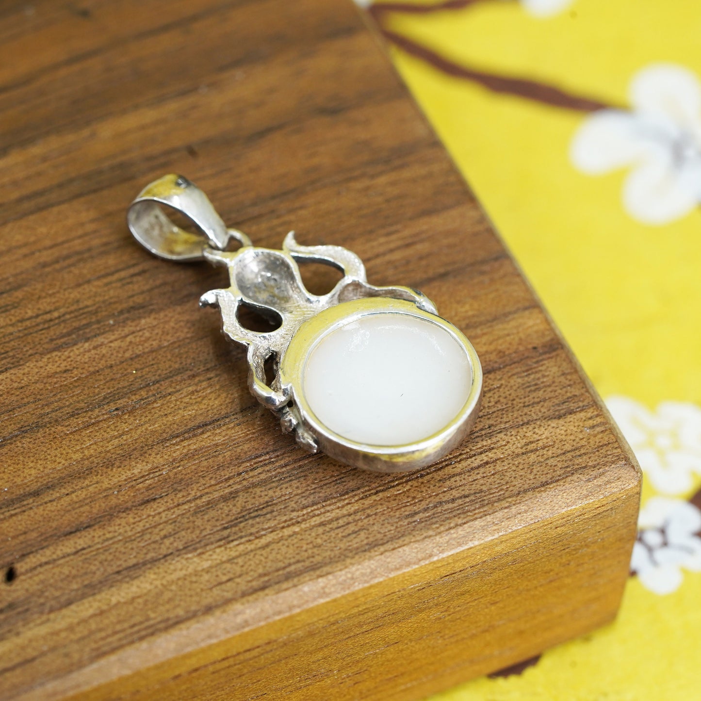 Vintage Sterling 925 silver handmade octopus pendant w/ circle mother of pearl