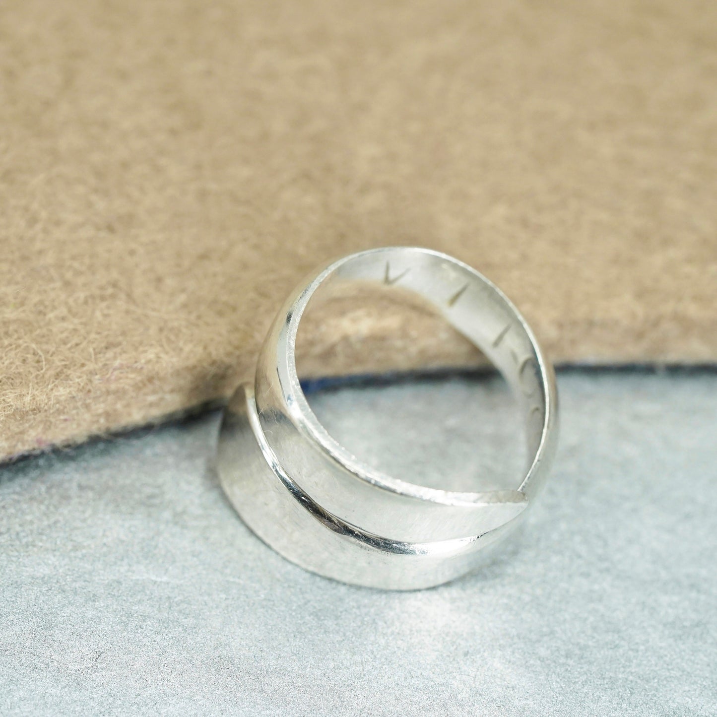Size 6, vintage southwestern Sterling 925 silver ring, wrap band