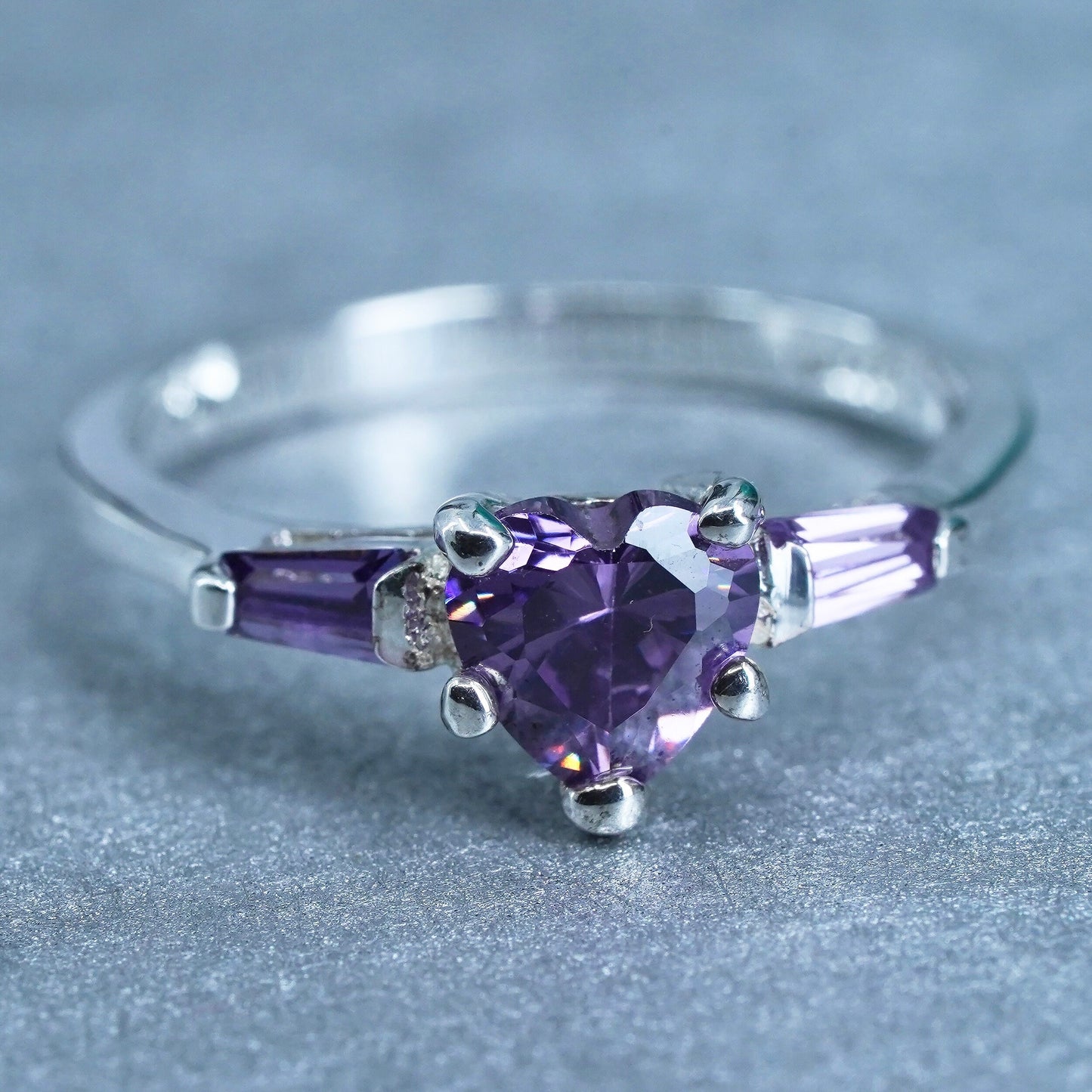 Size 6, vintage Sterling 925 silver ring, heart amethyst band