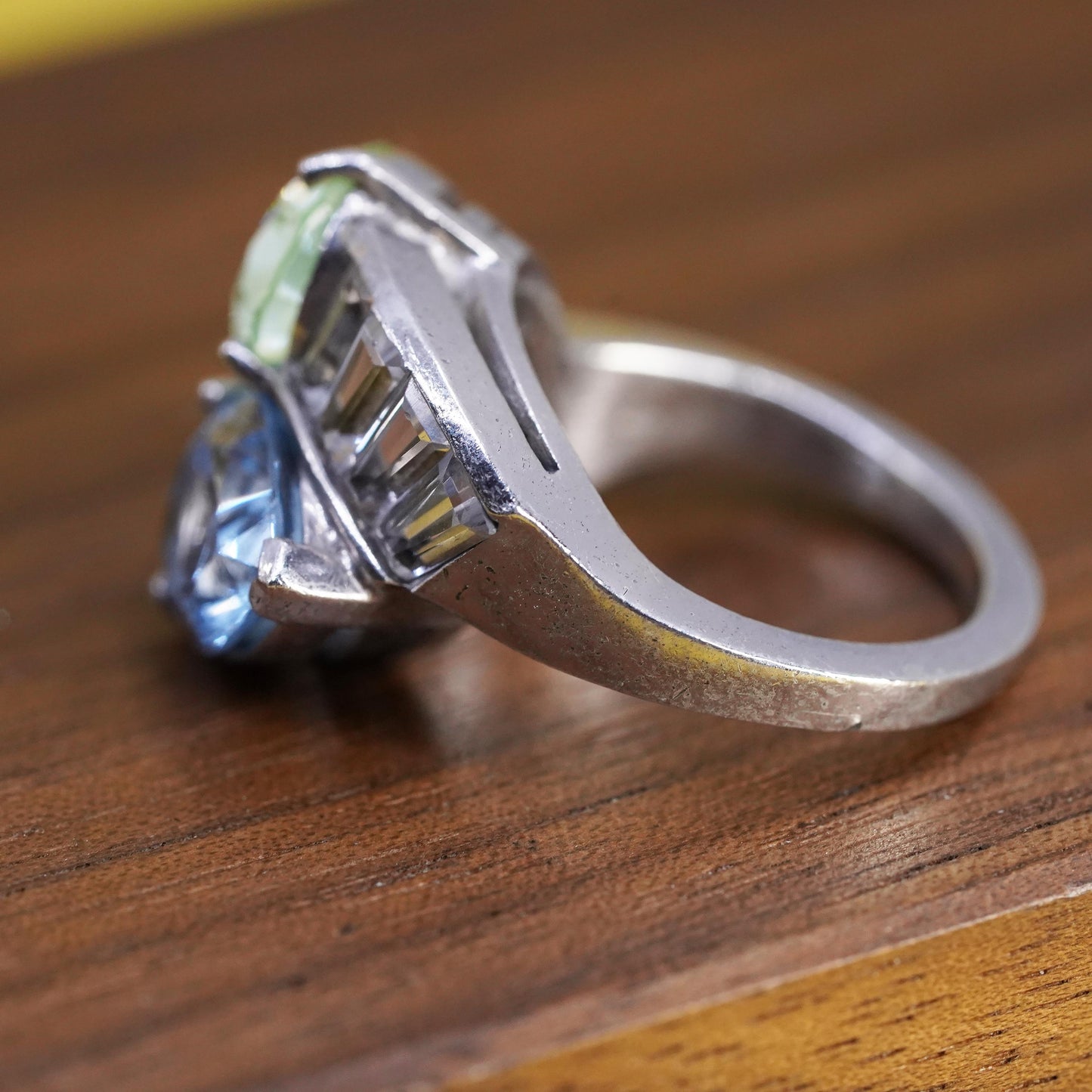 Size 7, vintage Sterling 925 silver statement ring with teardrop topaz peridot
