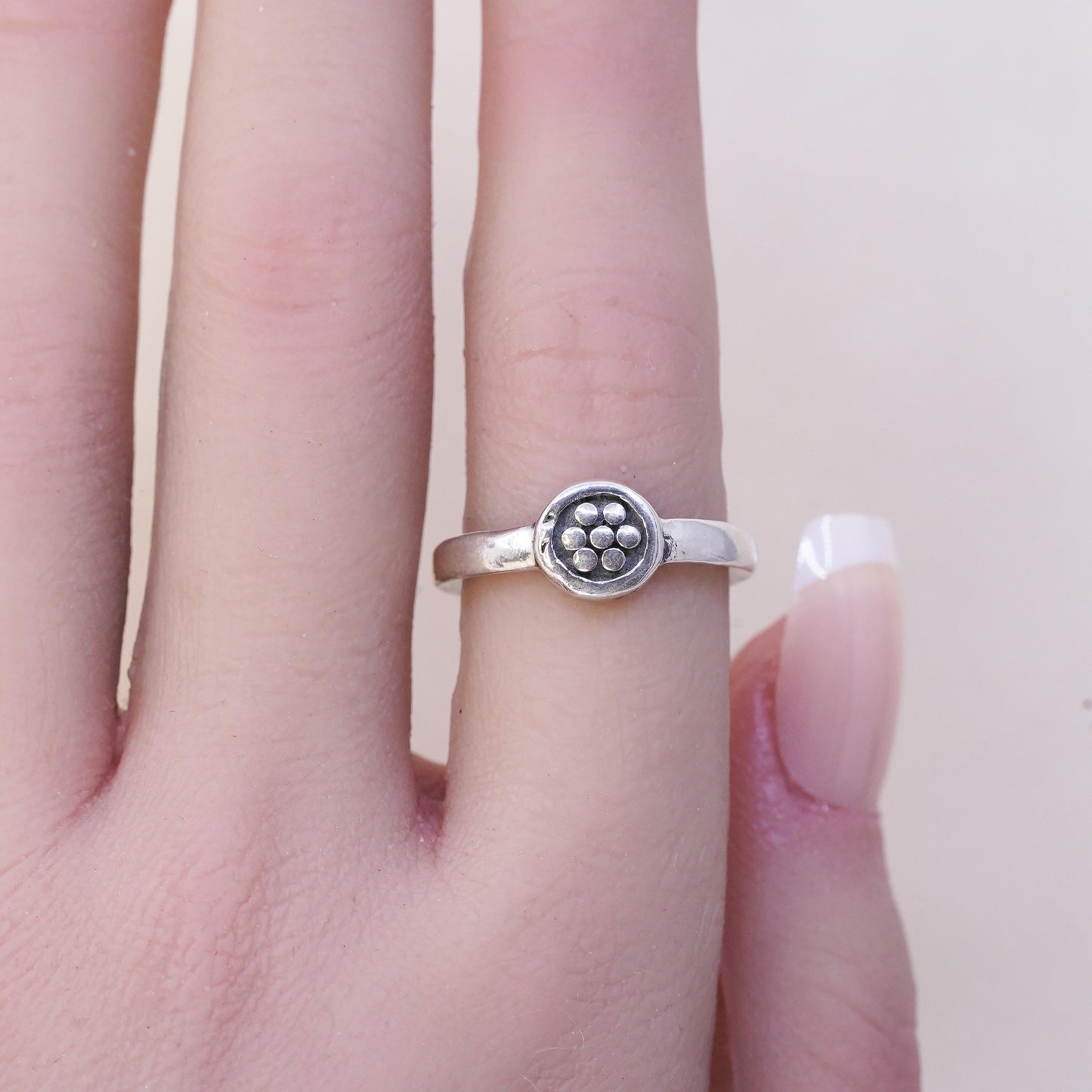 Size 6.5, VTG 925 Sterling Silver Dot Ring, Circle Disc, flower Band, Jewelry