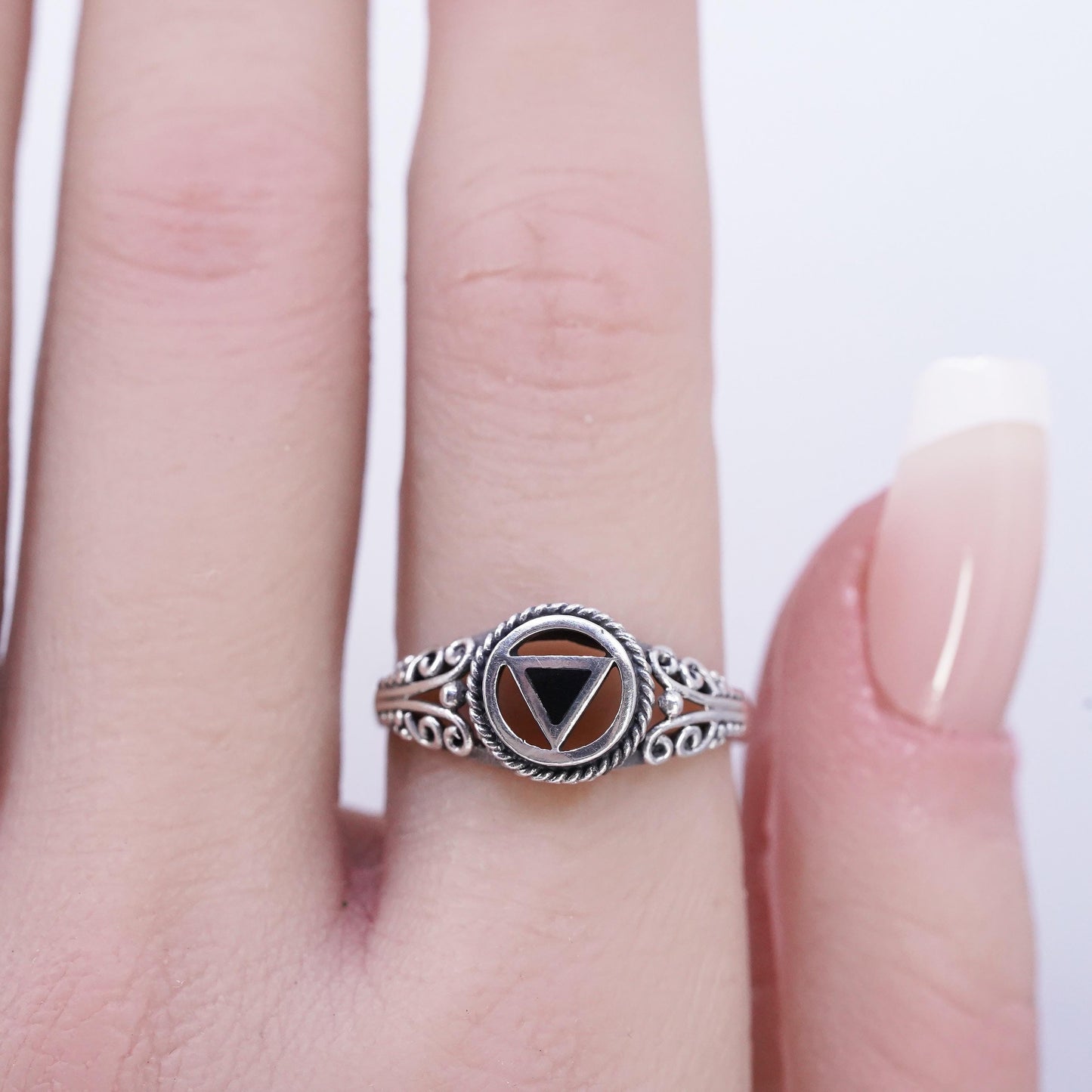 Size 7.25, VTG Sterling 925 silver handmade triangular ring w/ onyx inlay cable
