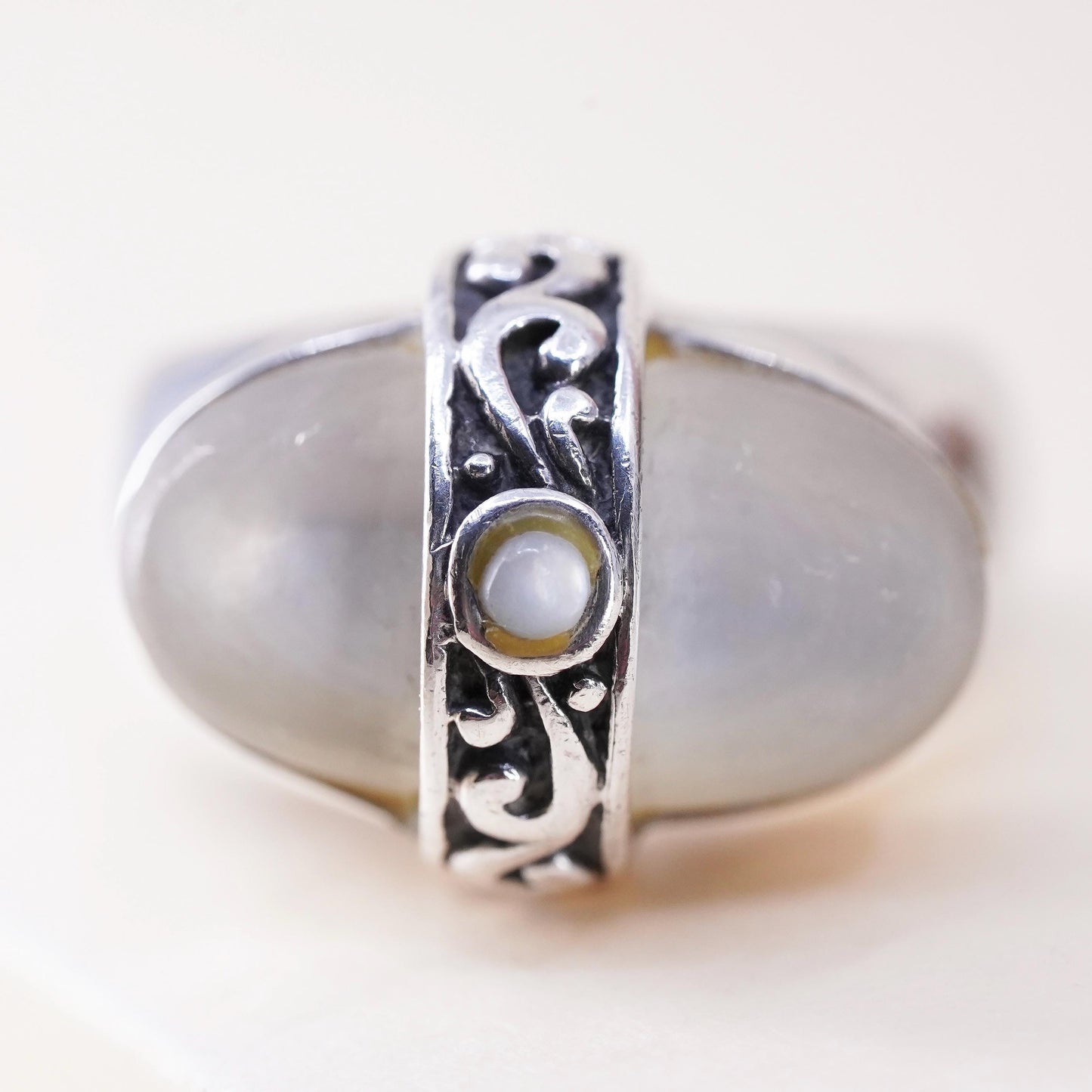 Size 6.75, Vintage southwestern sterling 925 silver ring oval mother of pearl