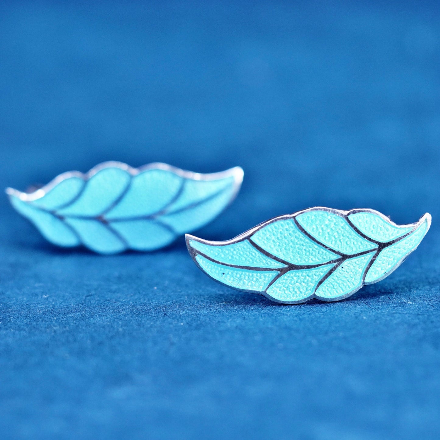 taxco Sterling 925 silver screw back leafy earrings with blue enamel inlay