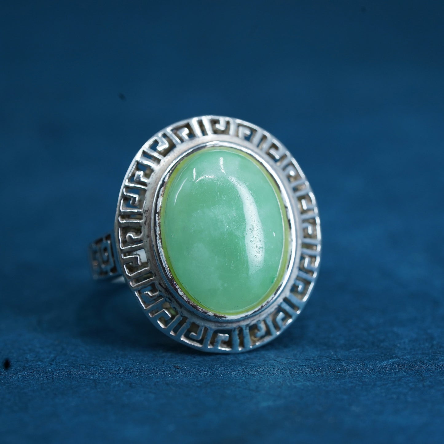 Size 8, vintage sterling 925 silver green key ring with oval jade