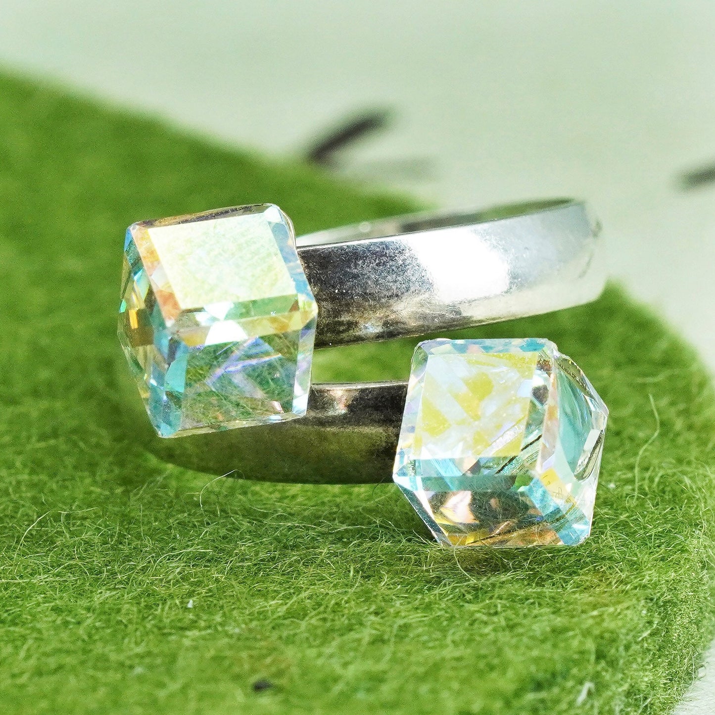 Size 7, Vintage sterling 925 silver handmade wrap band ring with cube crystal