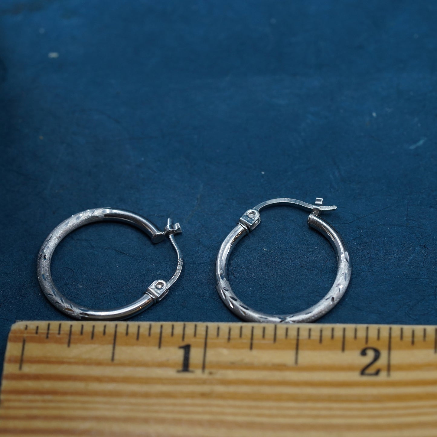 0.9g, vintage solid 14K white gold textured hoops earrings