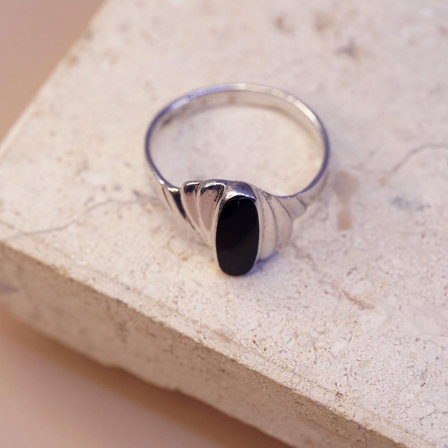 Size 7.25, vintage Mexican Sterling 925 silver handmade band ring w/ black onyx