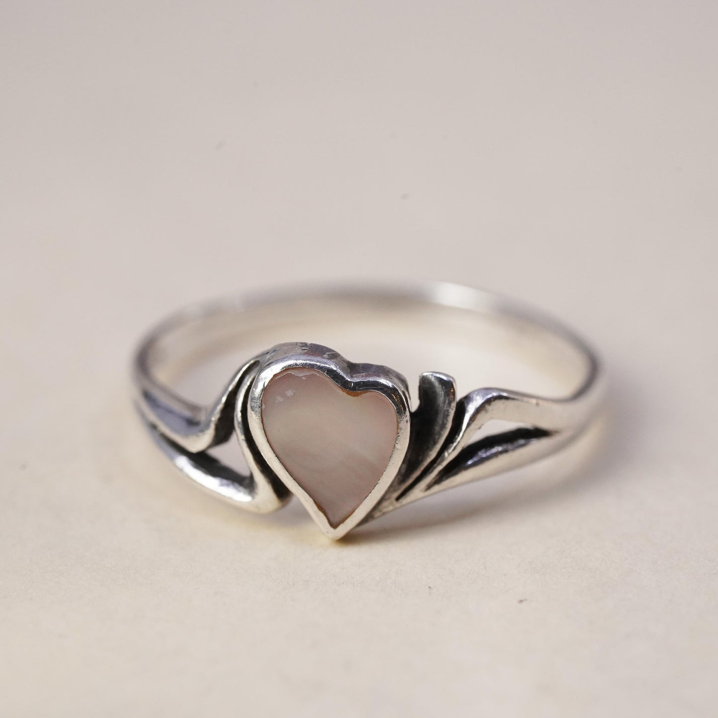 Size 6.25, VTG southwestern sterling silver ribbed ring heart mother of pearl