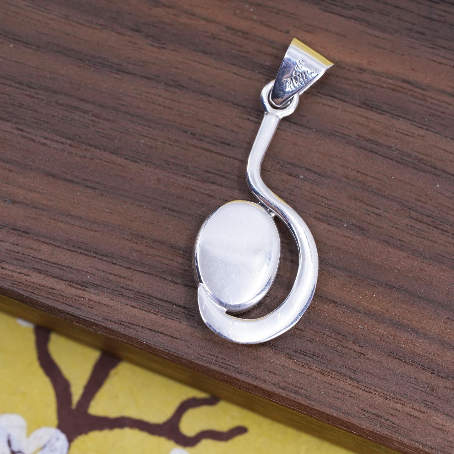 Vintage Mexican Sterling 925 silver handmade pendant with oval onyx inlay