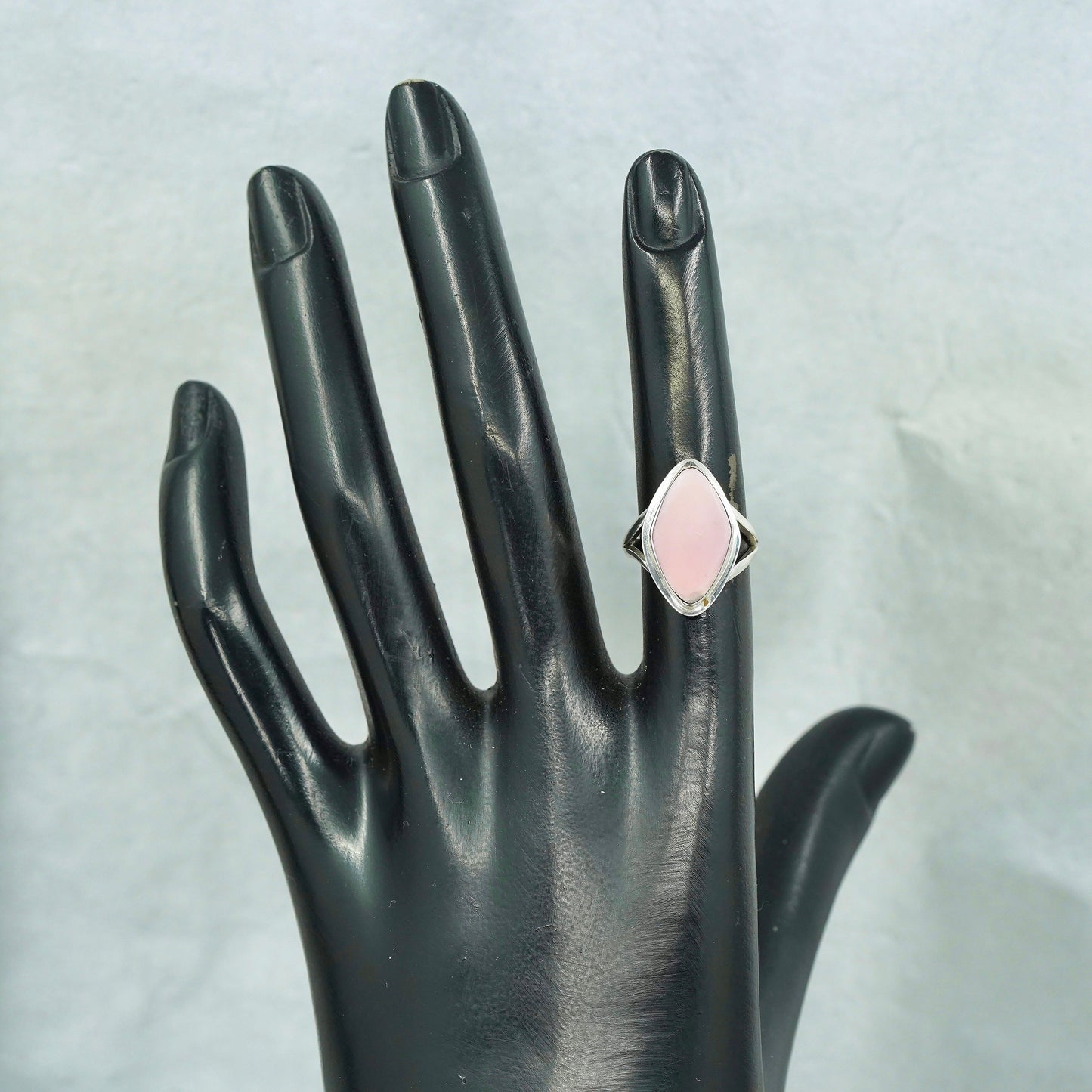 Size 4, vintage Sterling 925 silver statement band ring with circle pink shell