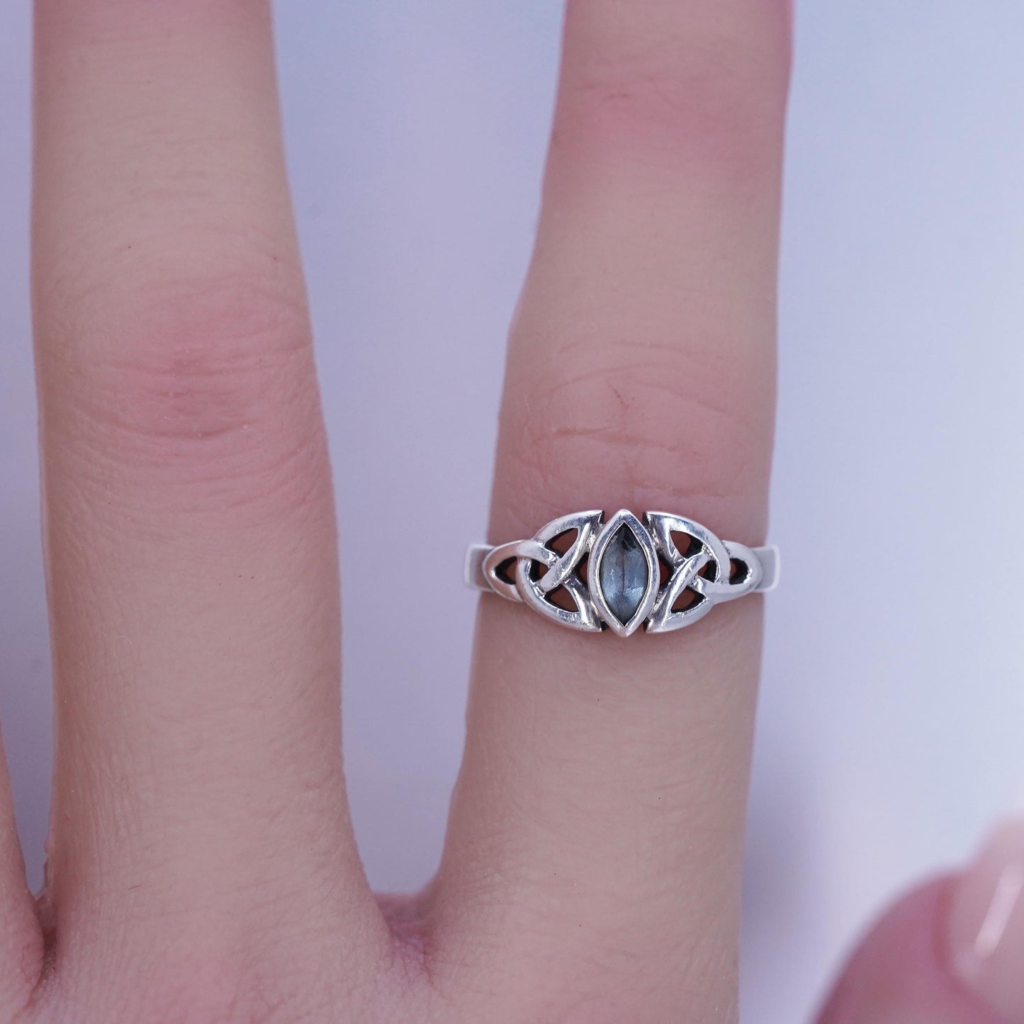 Size 5, Sterling 925 silver handmade ring, Irish Celtic knot band peridot