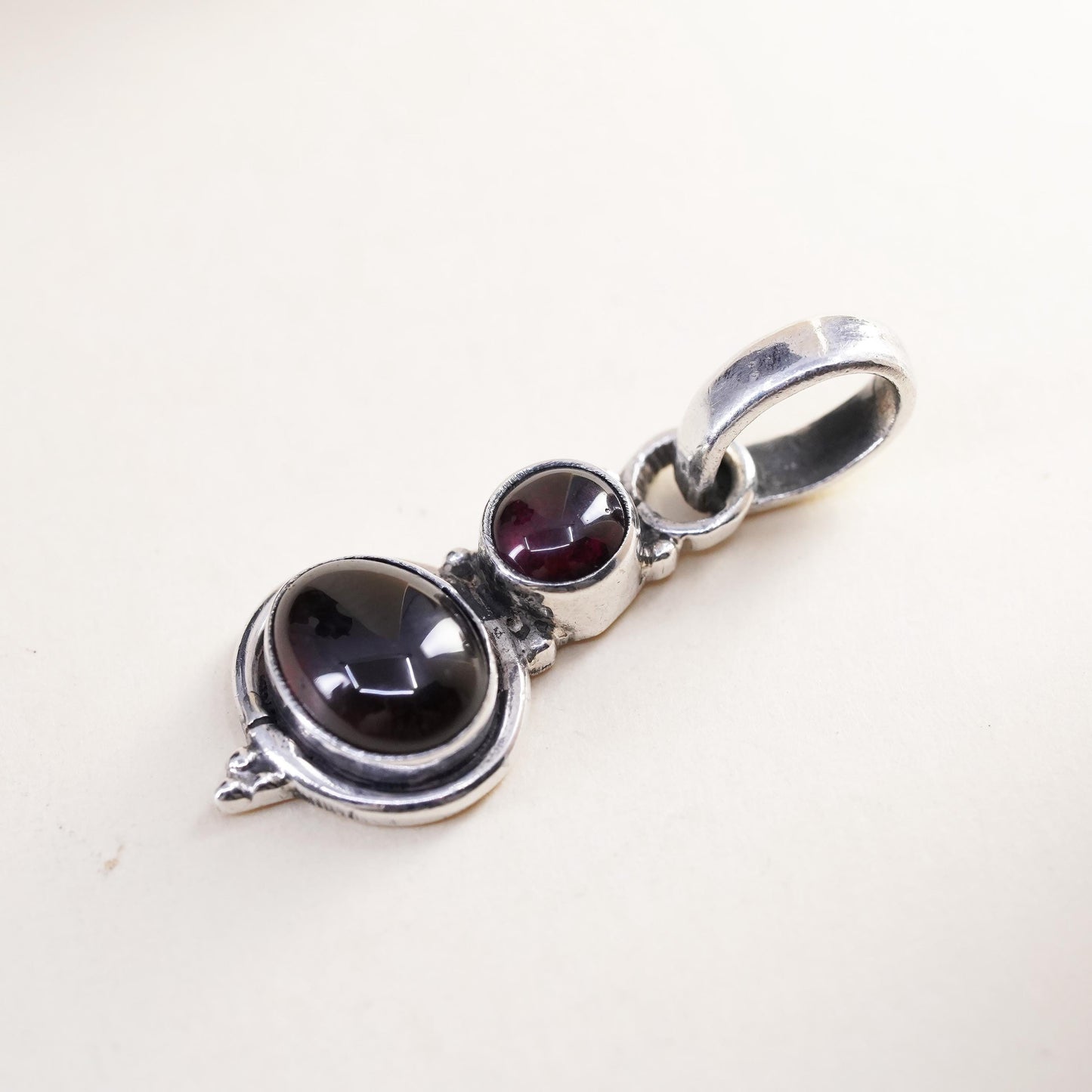 Vintage Sterling silver handmade pendant, 925 oval with garnet inlay