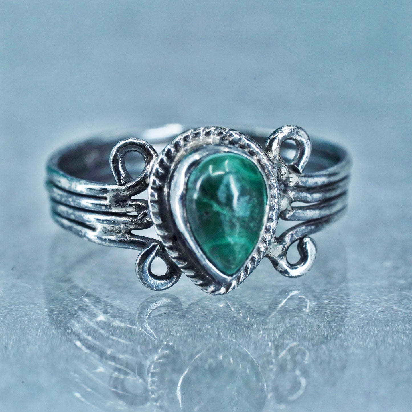 Size 4, Native American navajo Sterling 925 silver handmade ring with turquoise