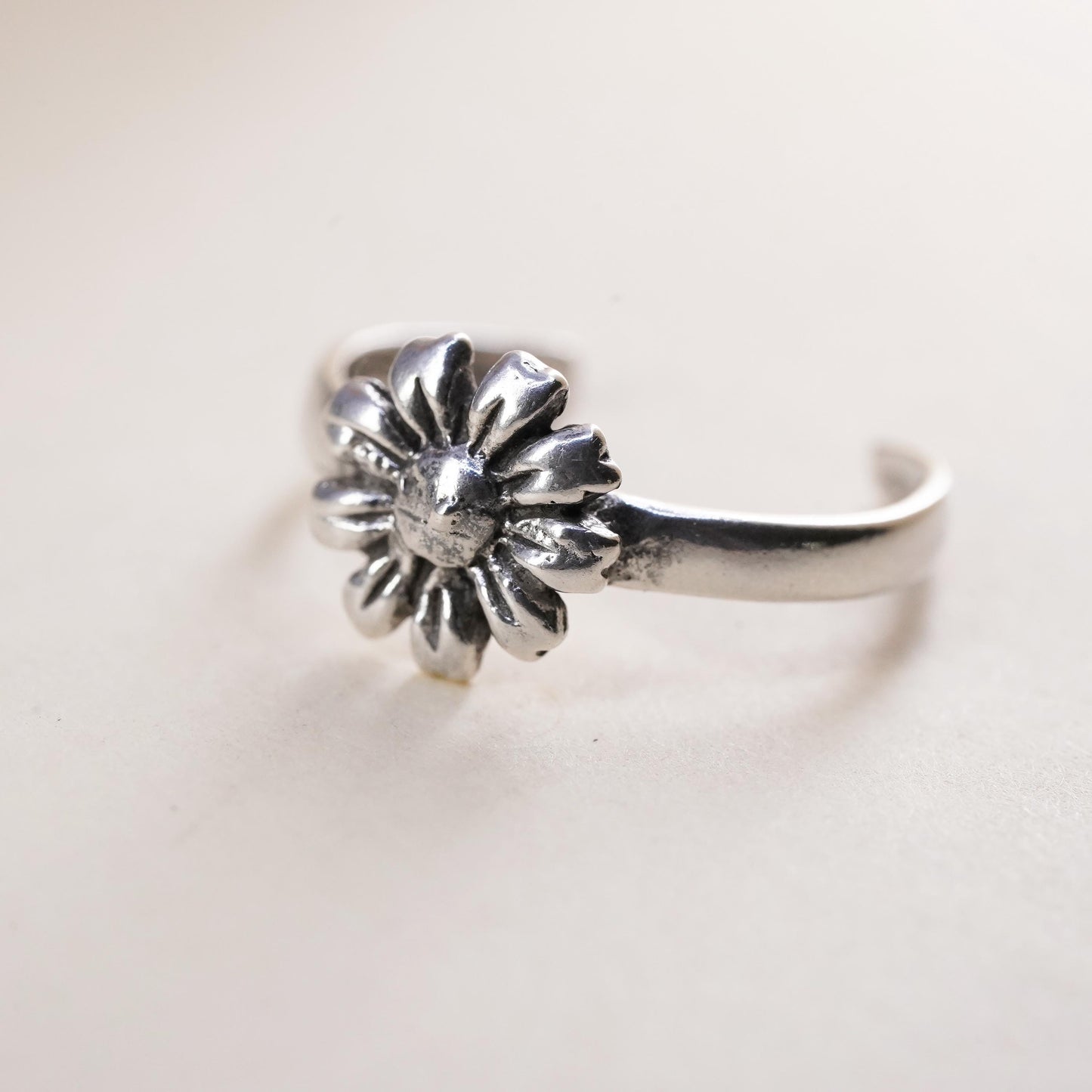 Size 4, vintage Sterling silver handmade ring, 925 filigree band with flower
