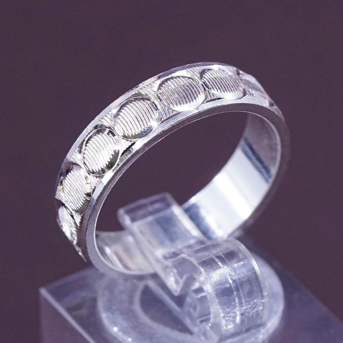 sz 7.75, vtg Sterling silver handmade ring, 925 band w/ circle pattern