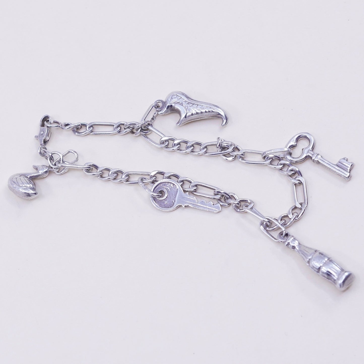 6.75”, beau sterling 950 silver figaro chain bracelet Shoe key coke swan charms