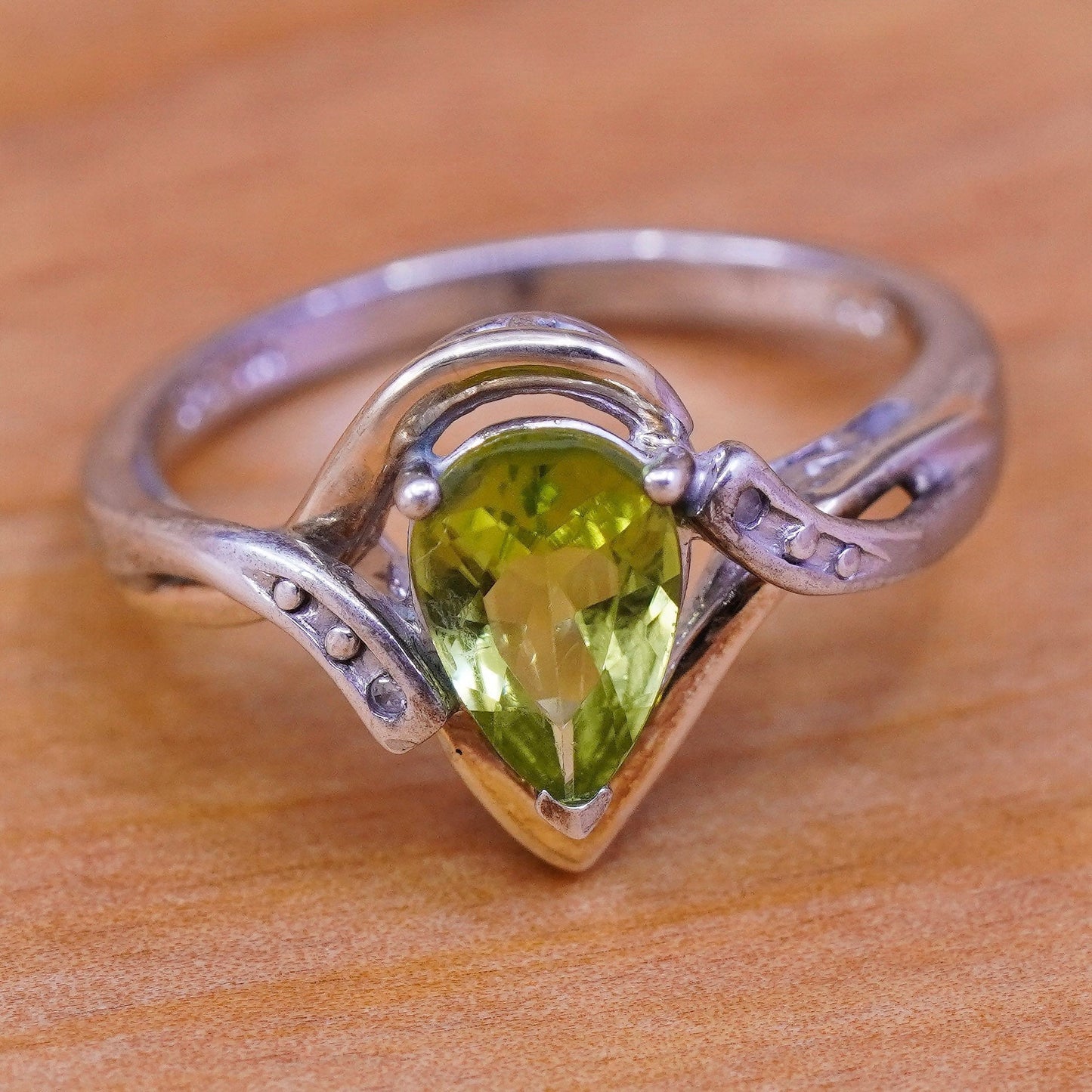 Size 7, vintage Sterling 925 silver 10K gold ring teardrop peridot and diamond