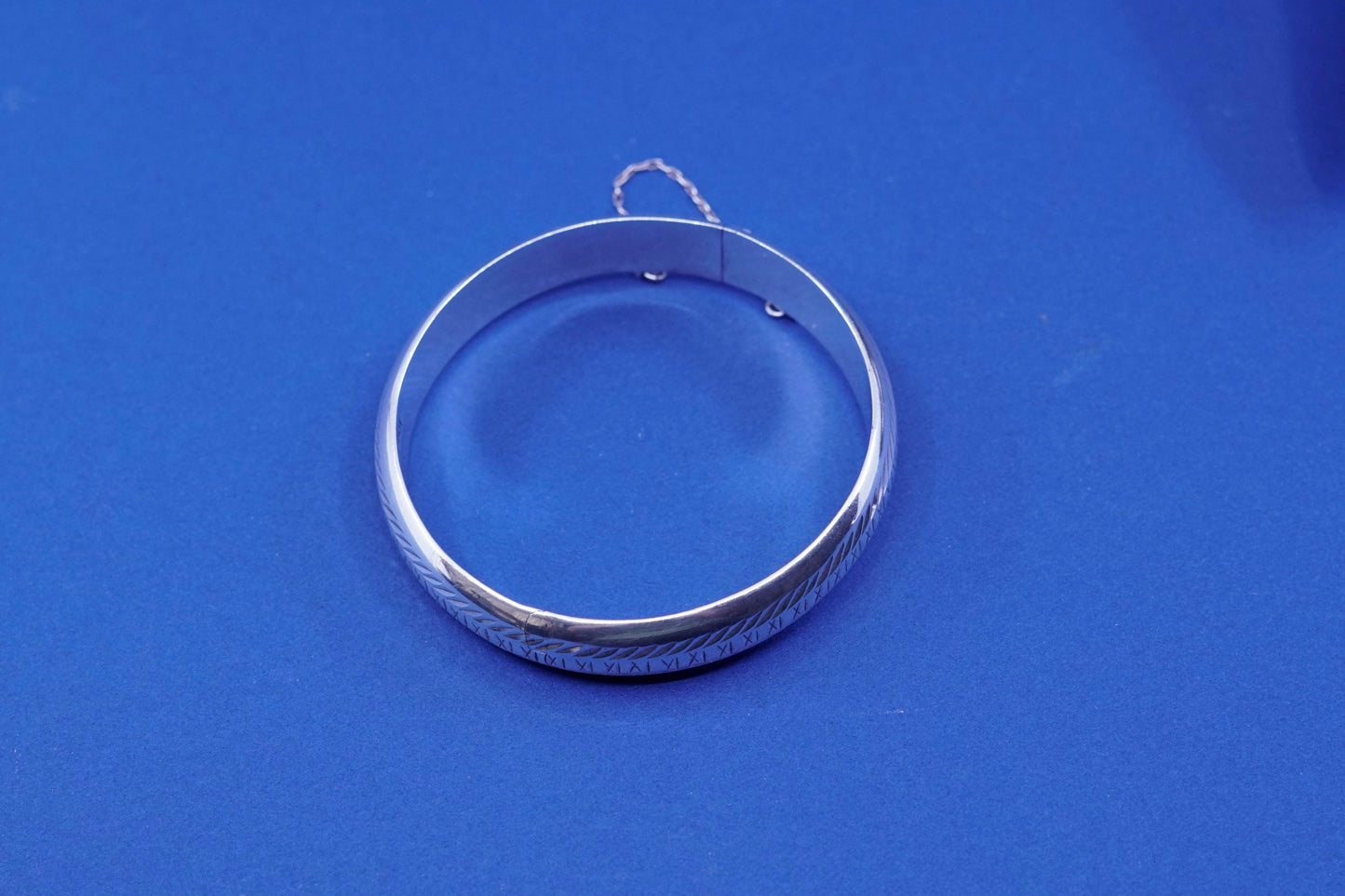 7”, vintage sterling silver handmade bracelet, 925 hinged ribbed textured bangle with secure chain, stamped ND 925