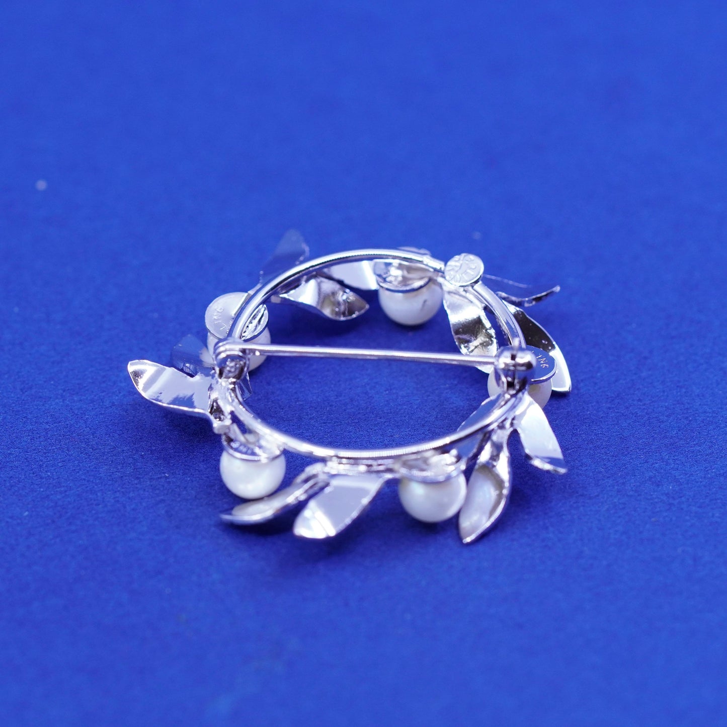 Vintage Sterling silver handmade brooch, 925 leaves circle with pearl
