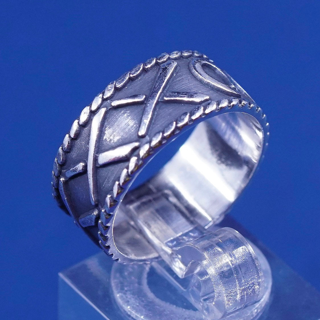Size 8, vtg mexico Sterling silver handmade ring, 925 band w/pattern Embossed