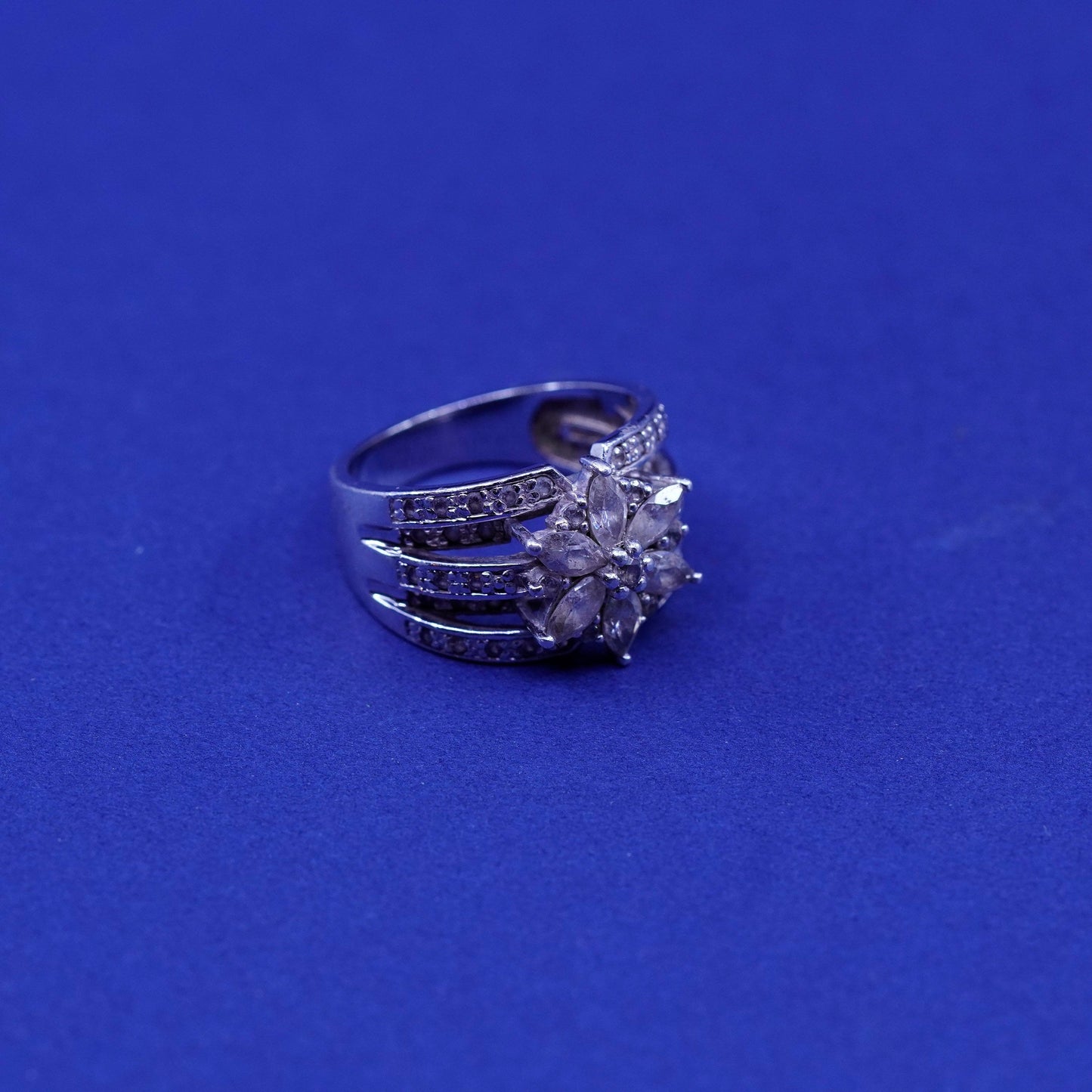 Size 5, vintage Sterling 925 silver snowflake flower ring w/ cluster Cz around