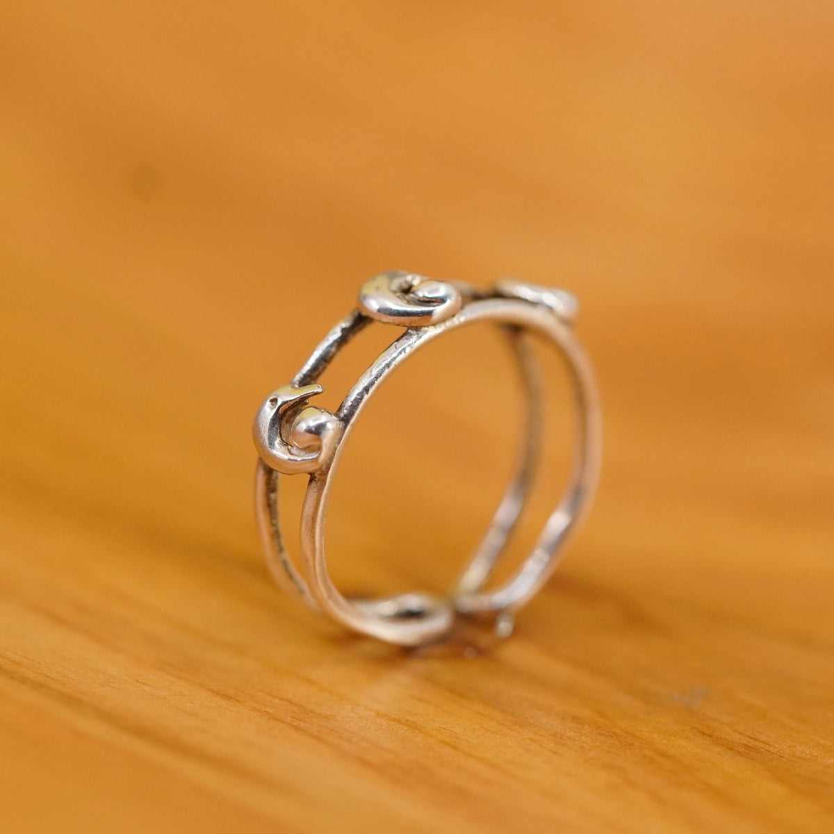 Size 4.5, vintage Sterling silver prayer ring, 925 open band w/ dolphin ball