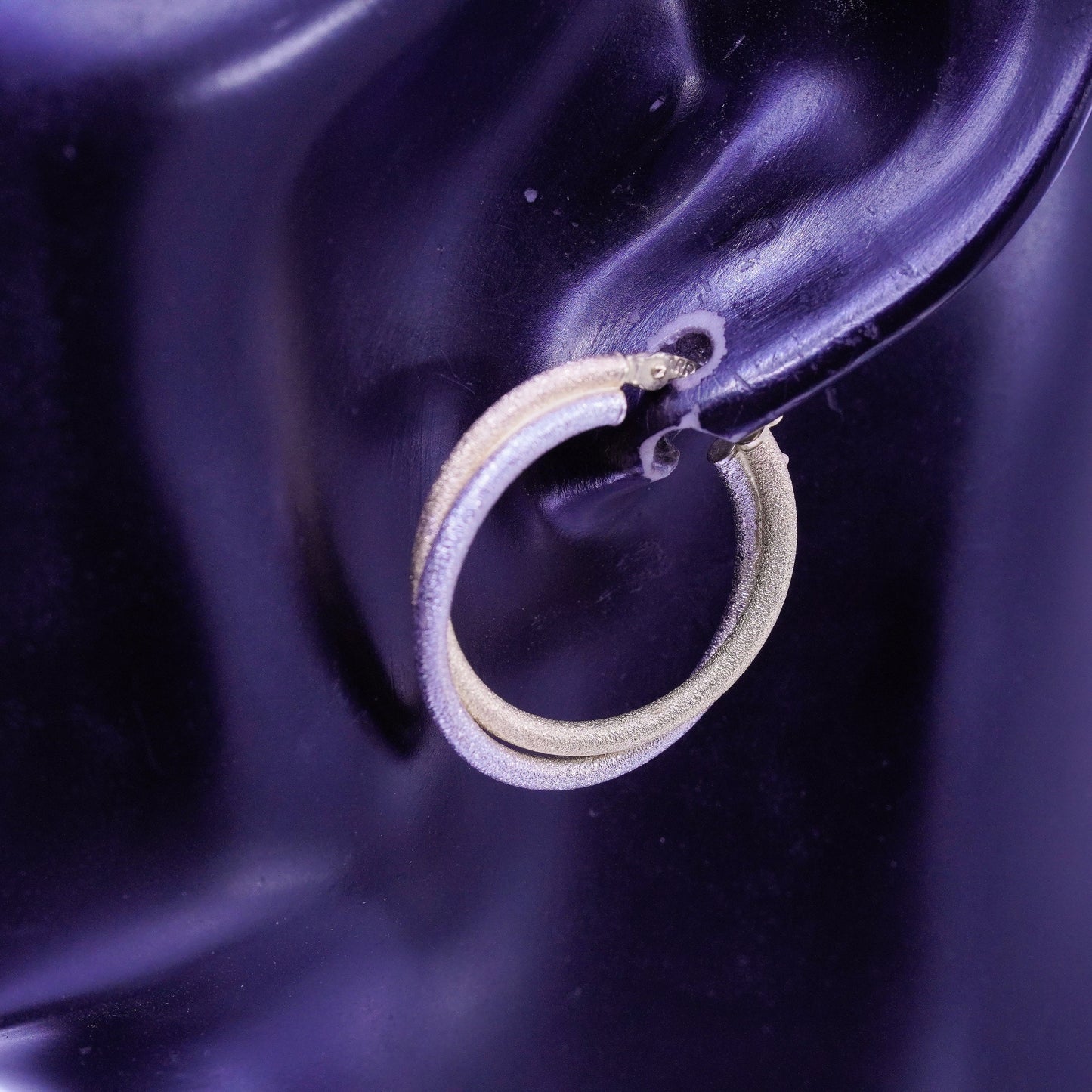 1” 3.3g, 14K 585 yellow gold white gold entwined matte hoops, huggie earrings