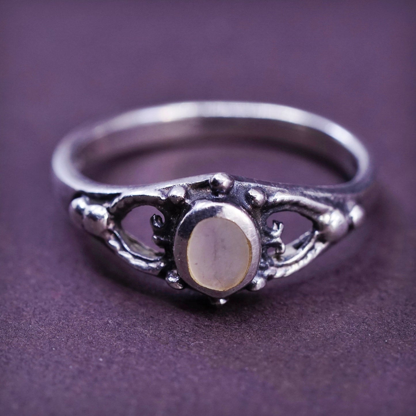 Size 6, vintage Sterling 925 silver handmade ring with mother of pearl and bead
