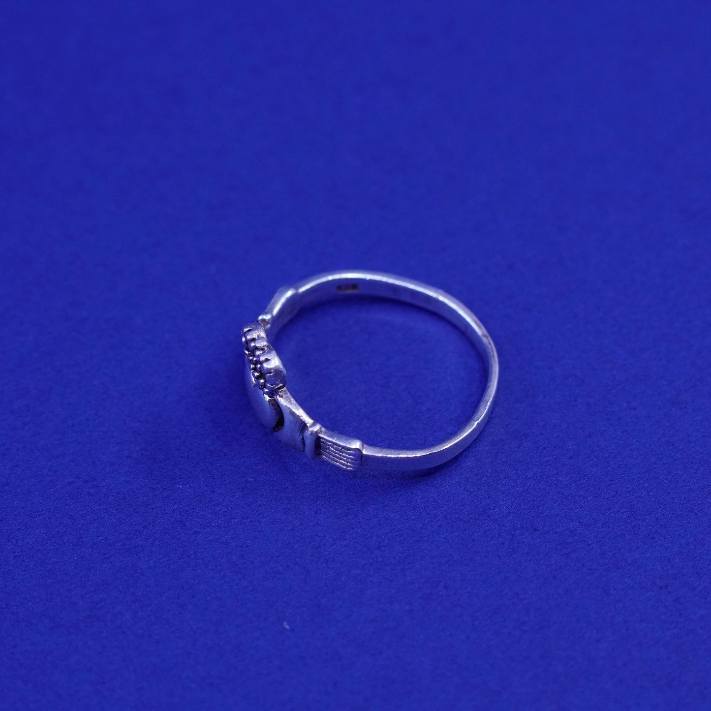 Size 5.5, Vintage sterling silver claddagh ring, holding heart 925 band