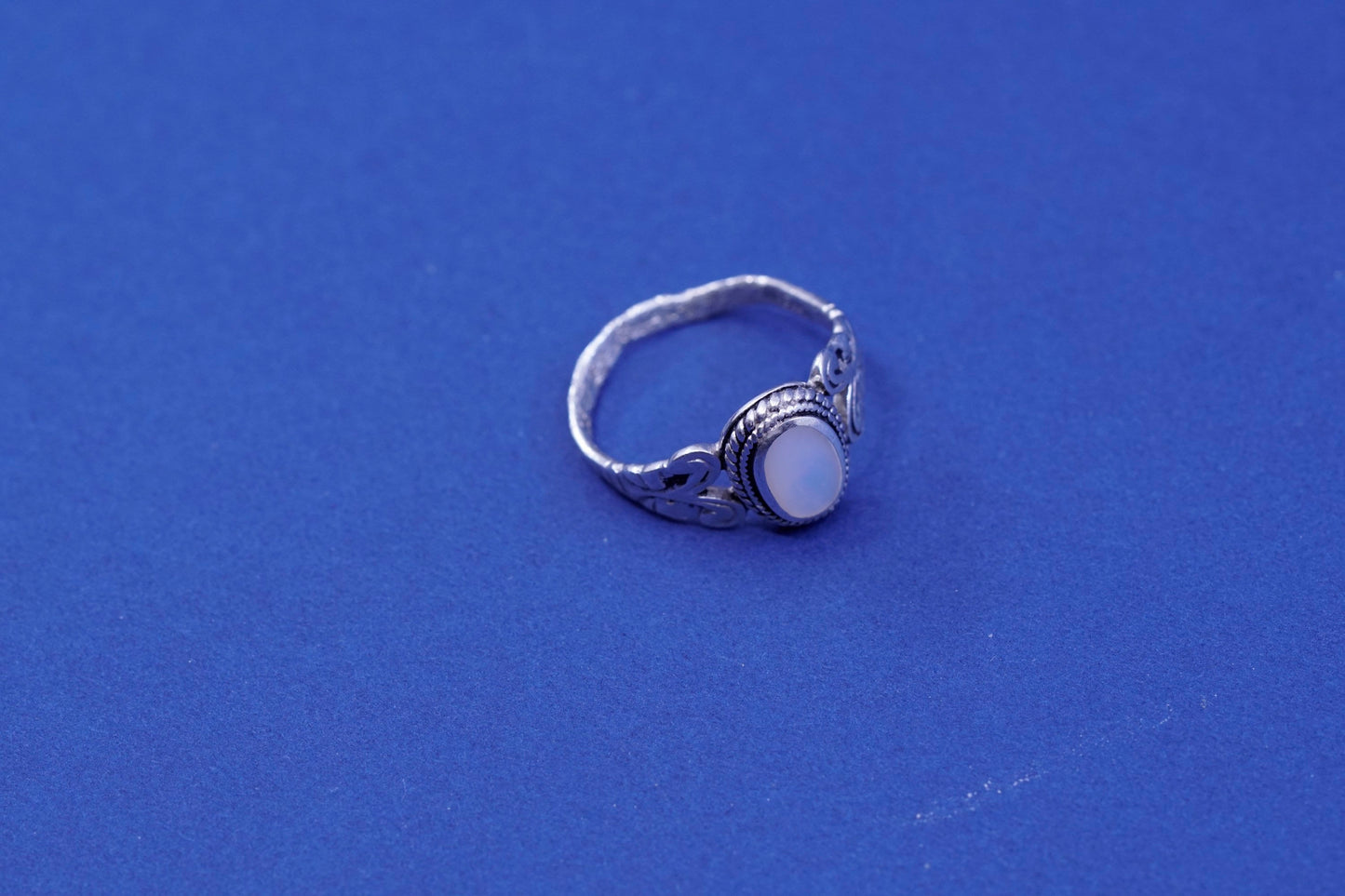 Size 7.5, vintage sterling 925 silver handmade ring with mother of pearl